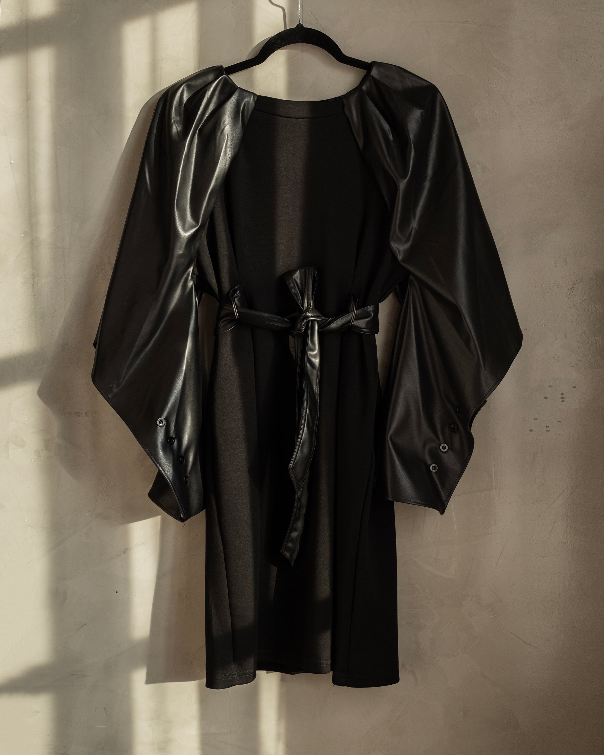 Vestido con mangas de polipiel