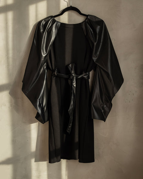 Vestido con mangas de polipiel