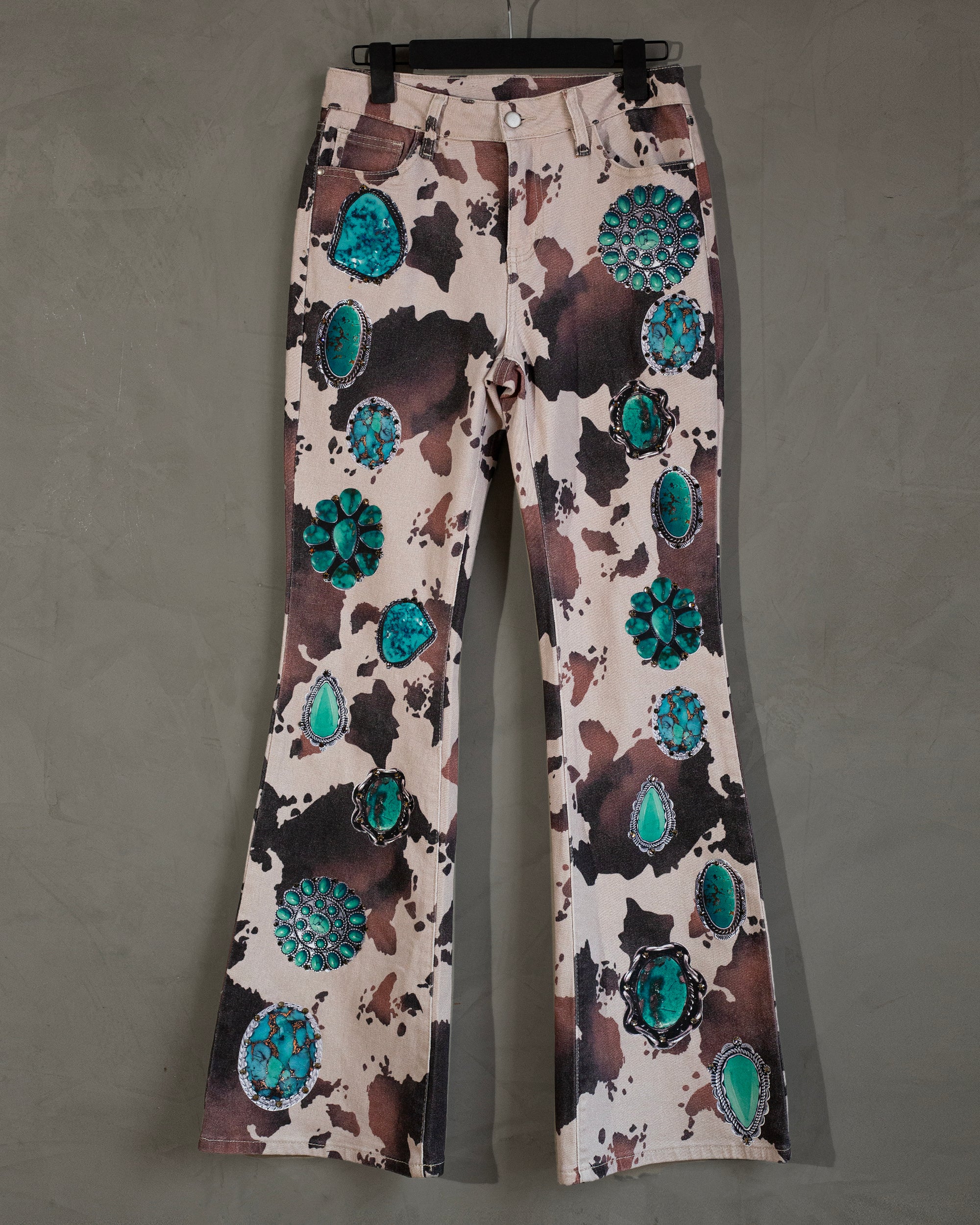 Flared jeans cowprint con turquesas