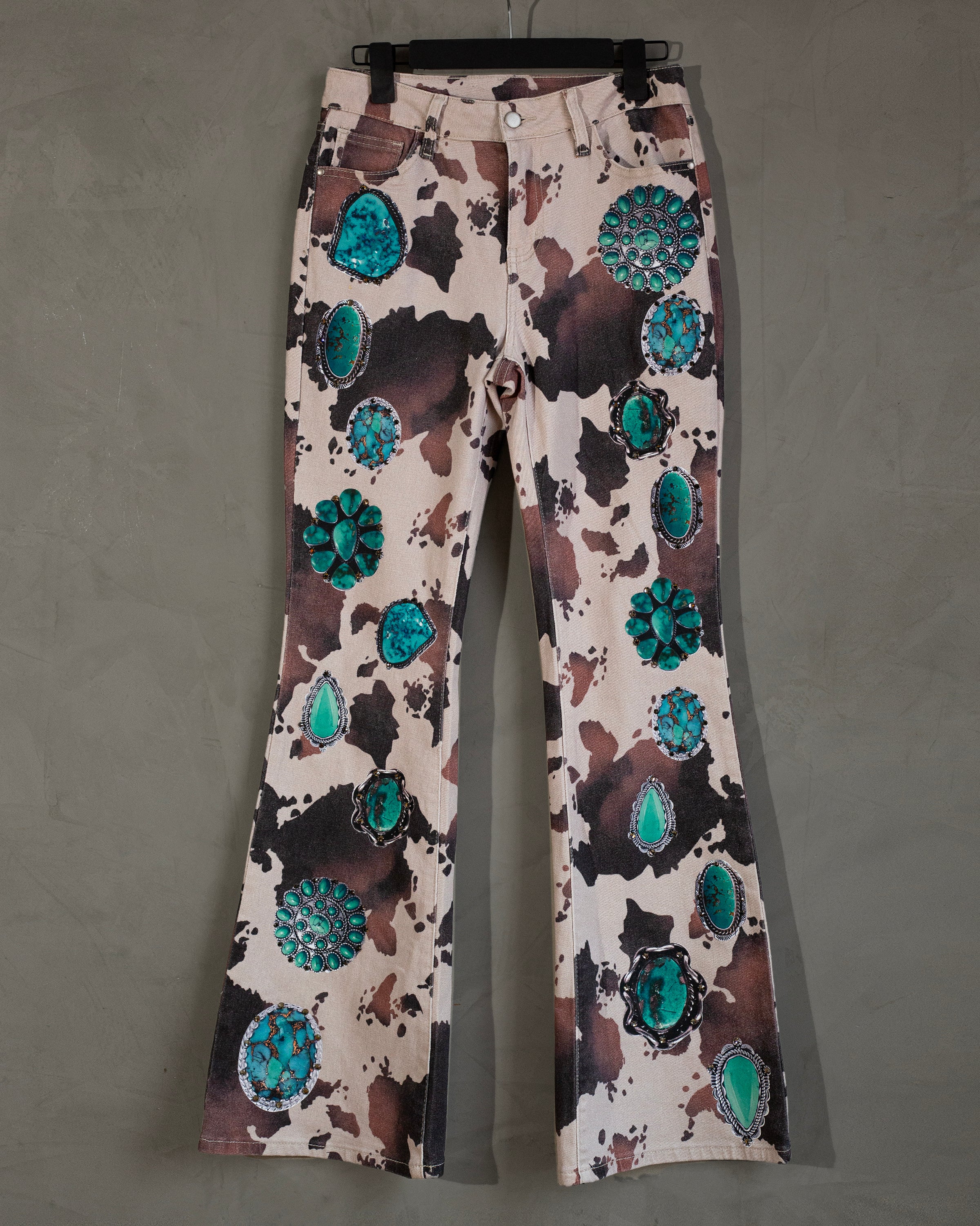 Flared jeans cowprint con turquesas