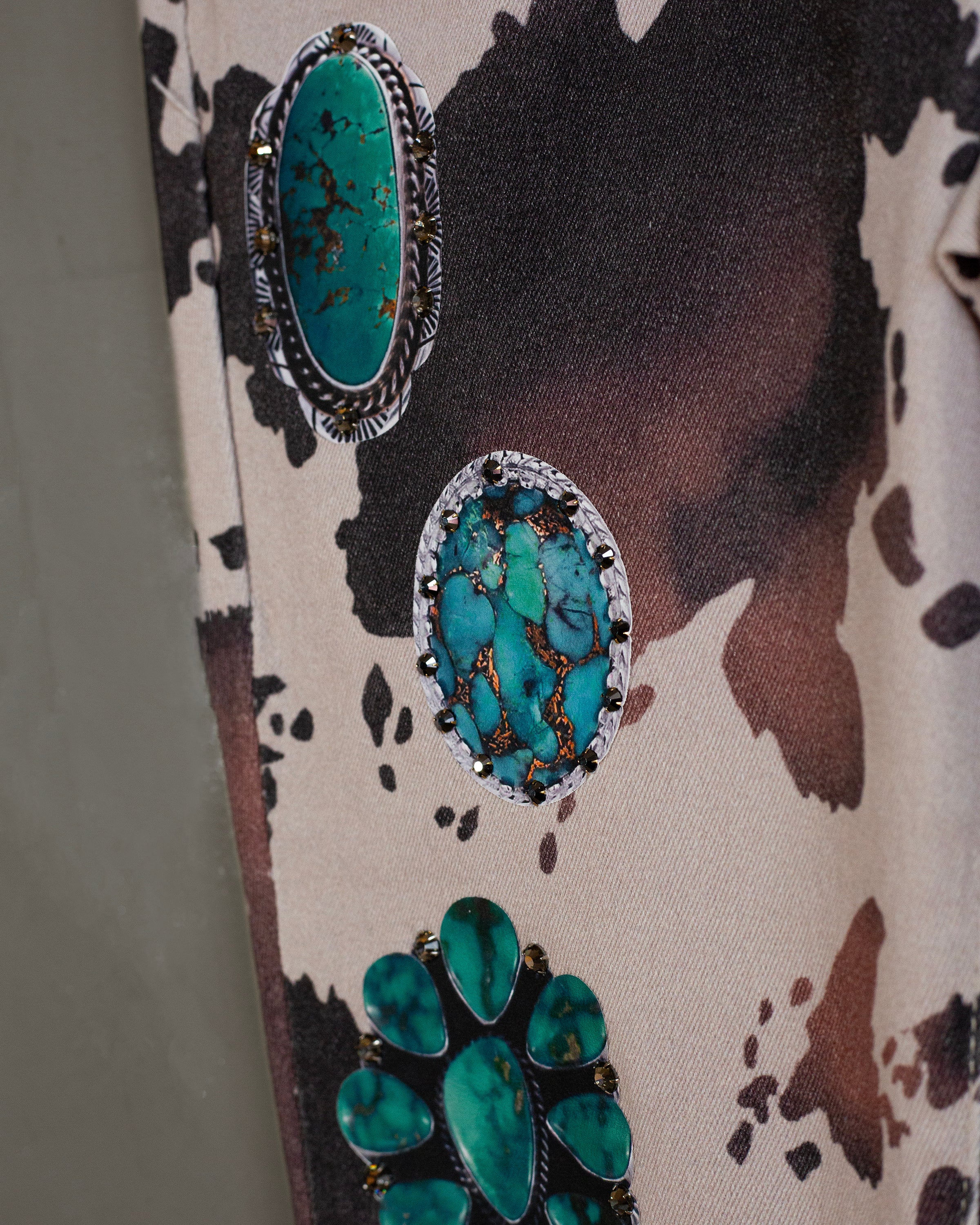 Flared jeans cowprint con turquesas