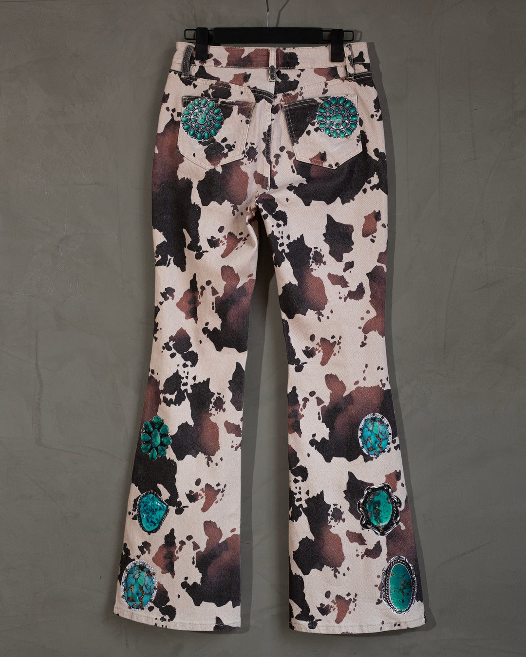 Flared jeans cowprint con turquesas