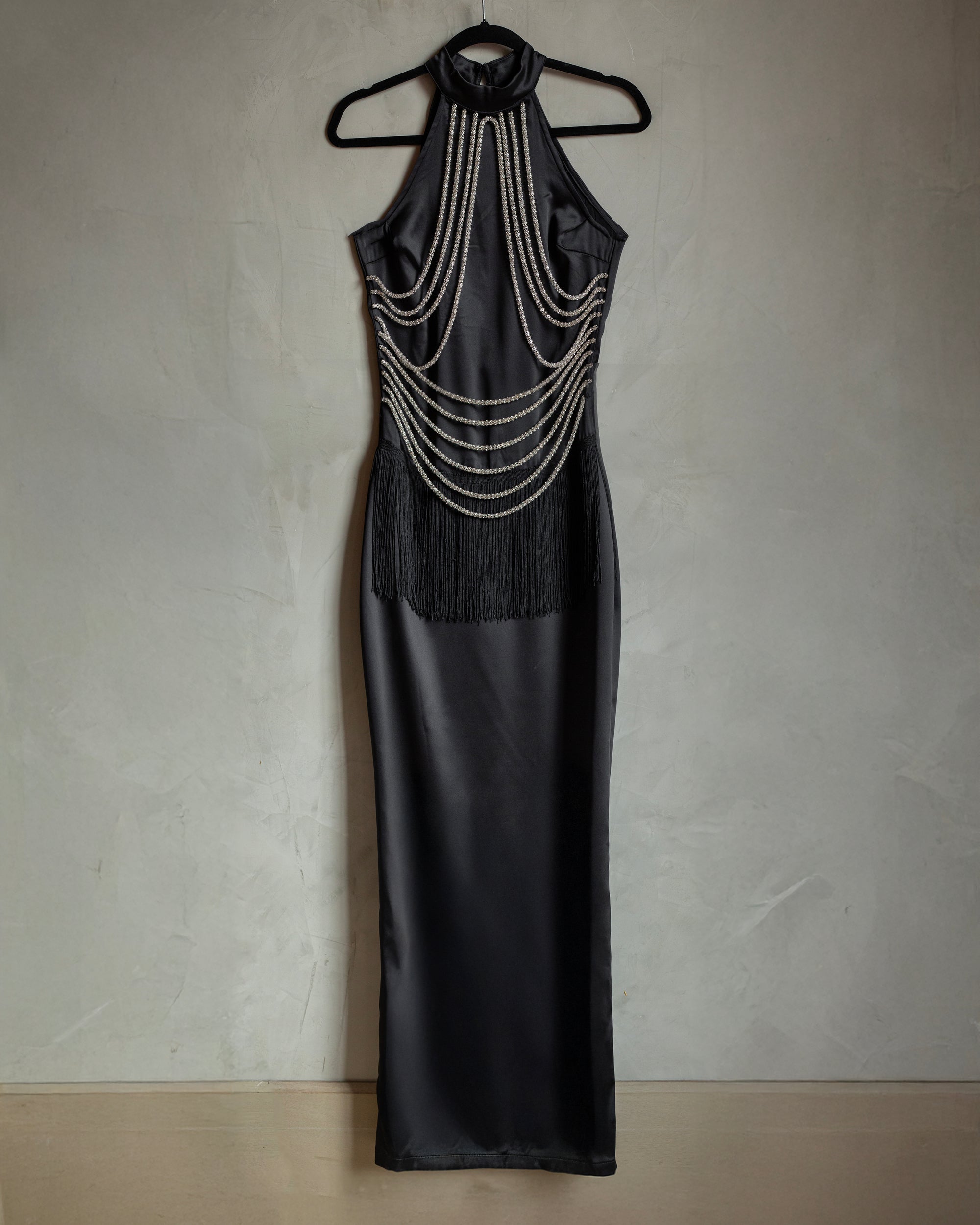 Vestido halter con cadenas