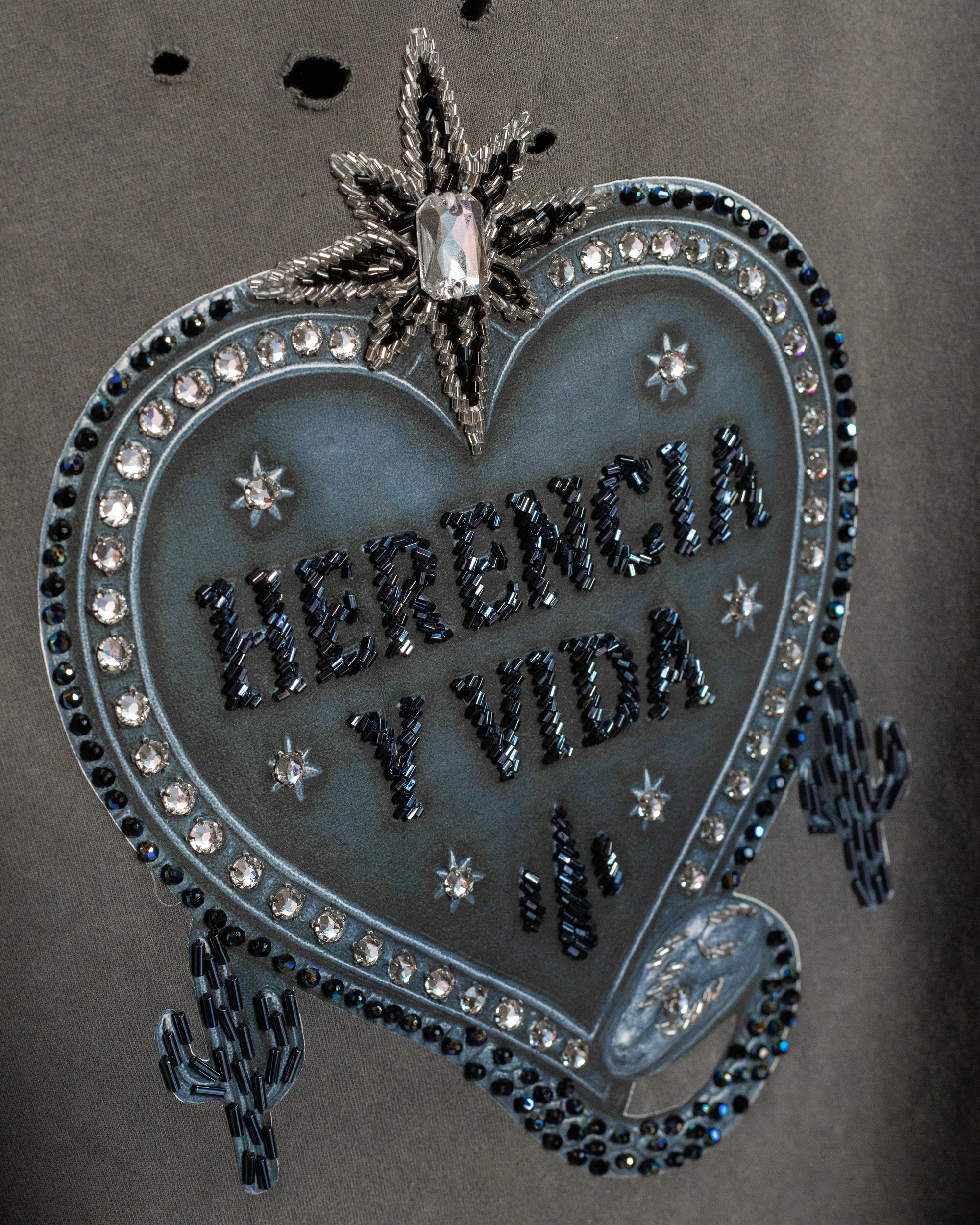 Ripped tee gris "Herencia y Vida"