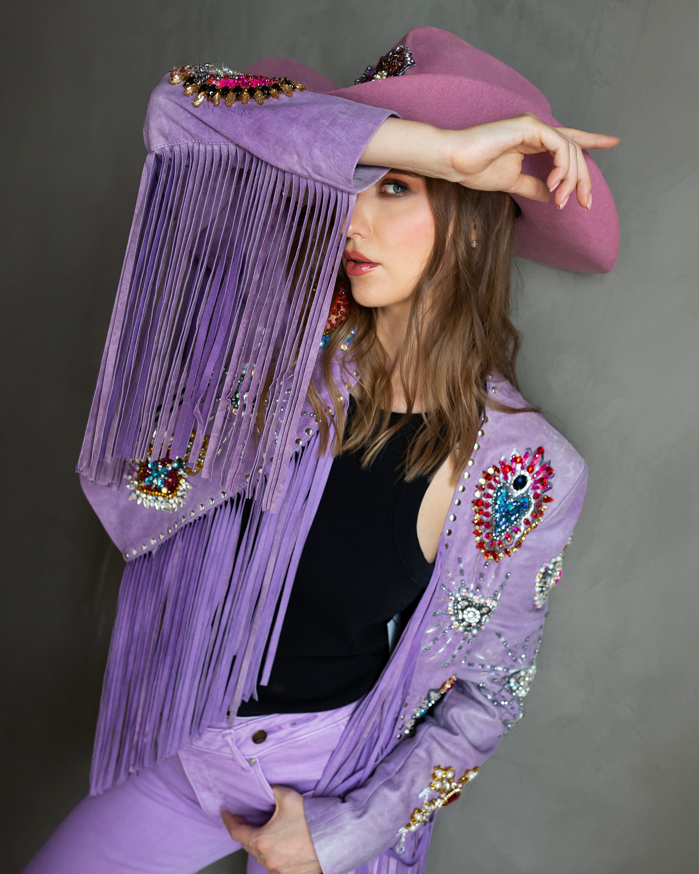 Chamarra lila con flecos y corazones