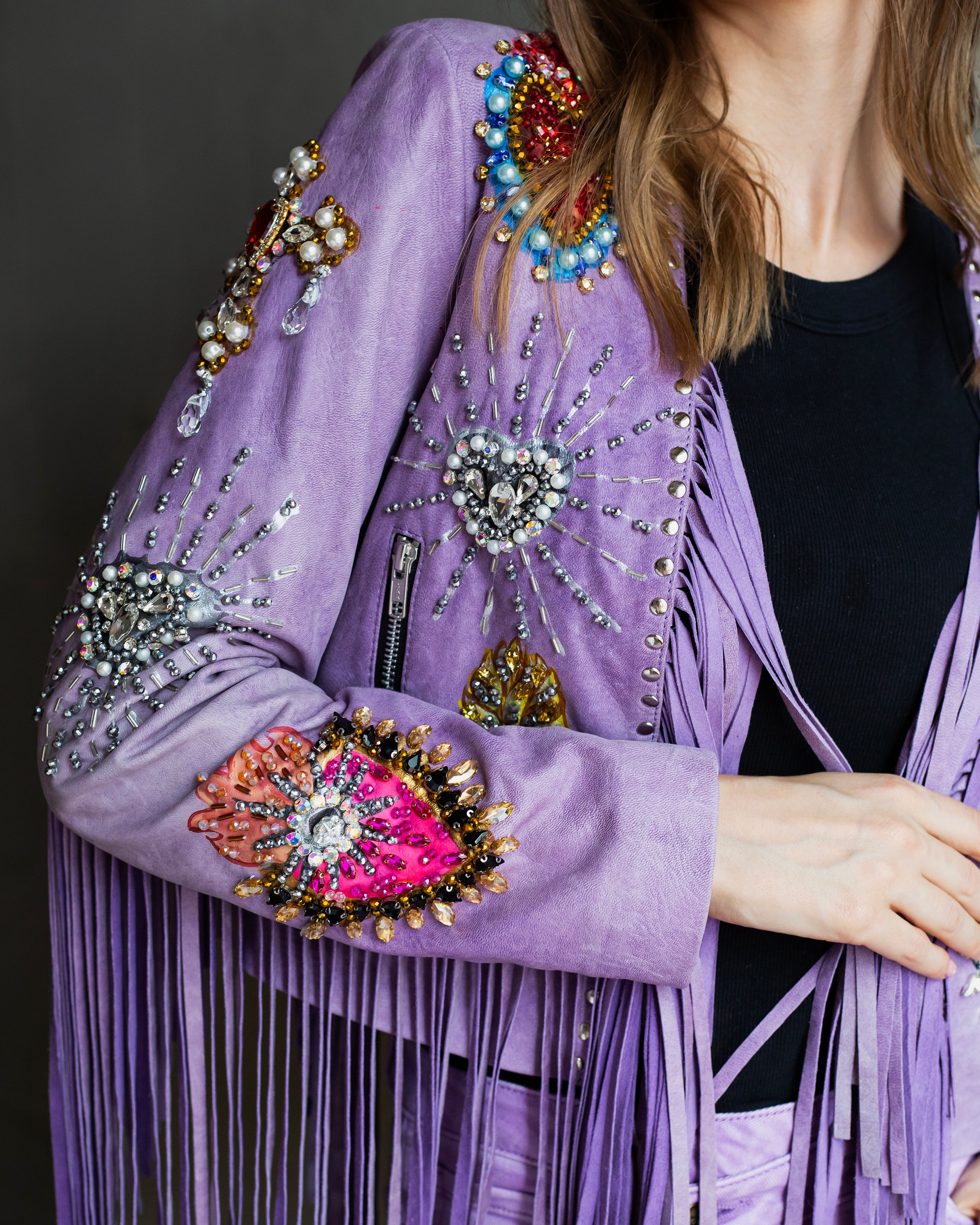 Chamarra lila con flecos y corazones
