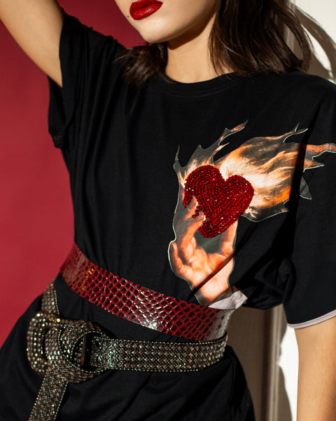 T shirt negra Corazón en flamas