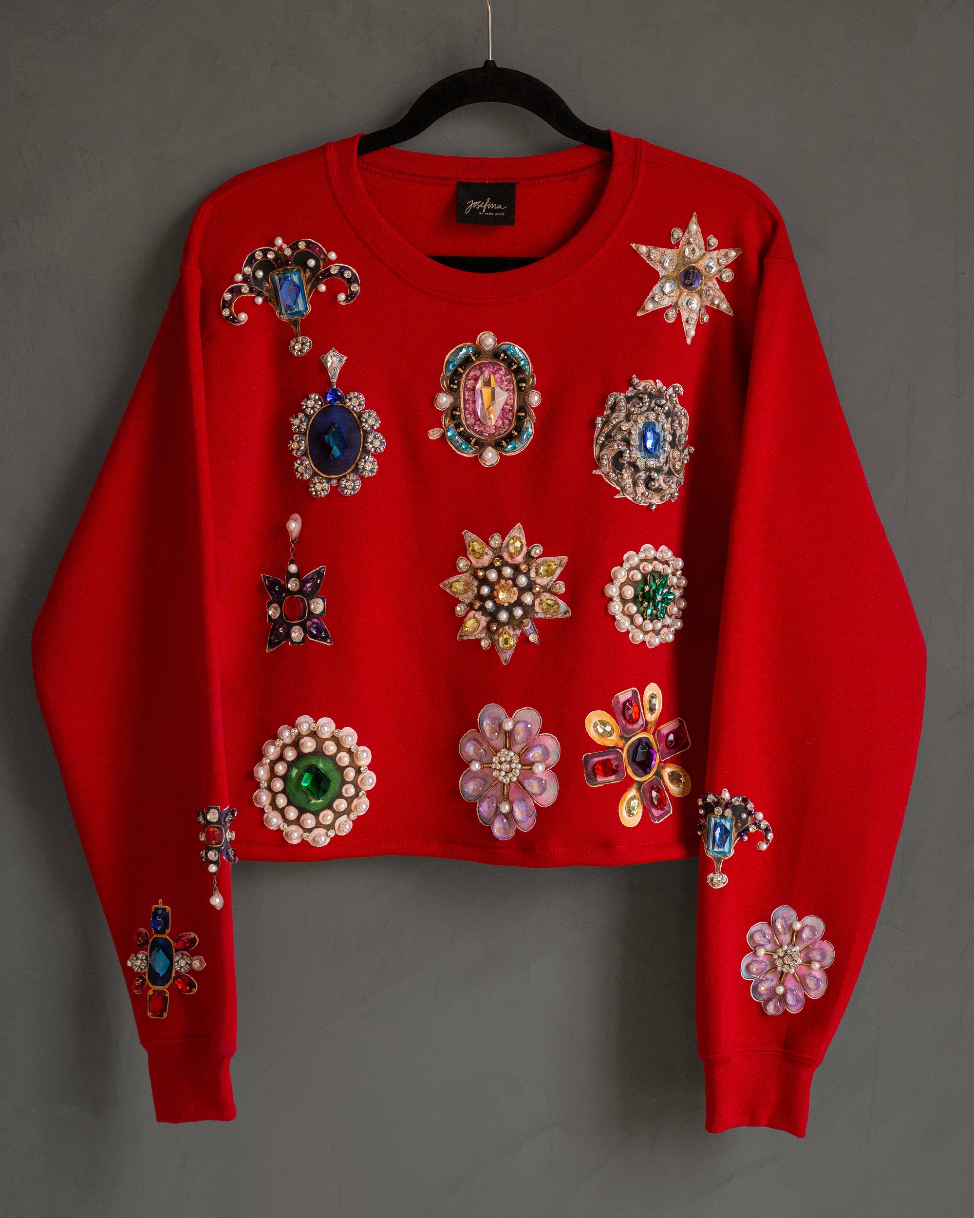 Sweatshirt roja con charms