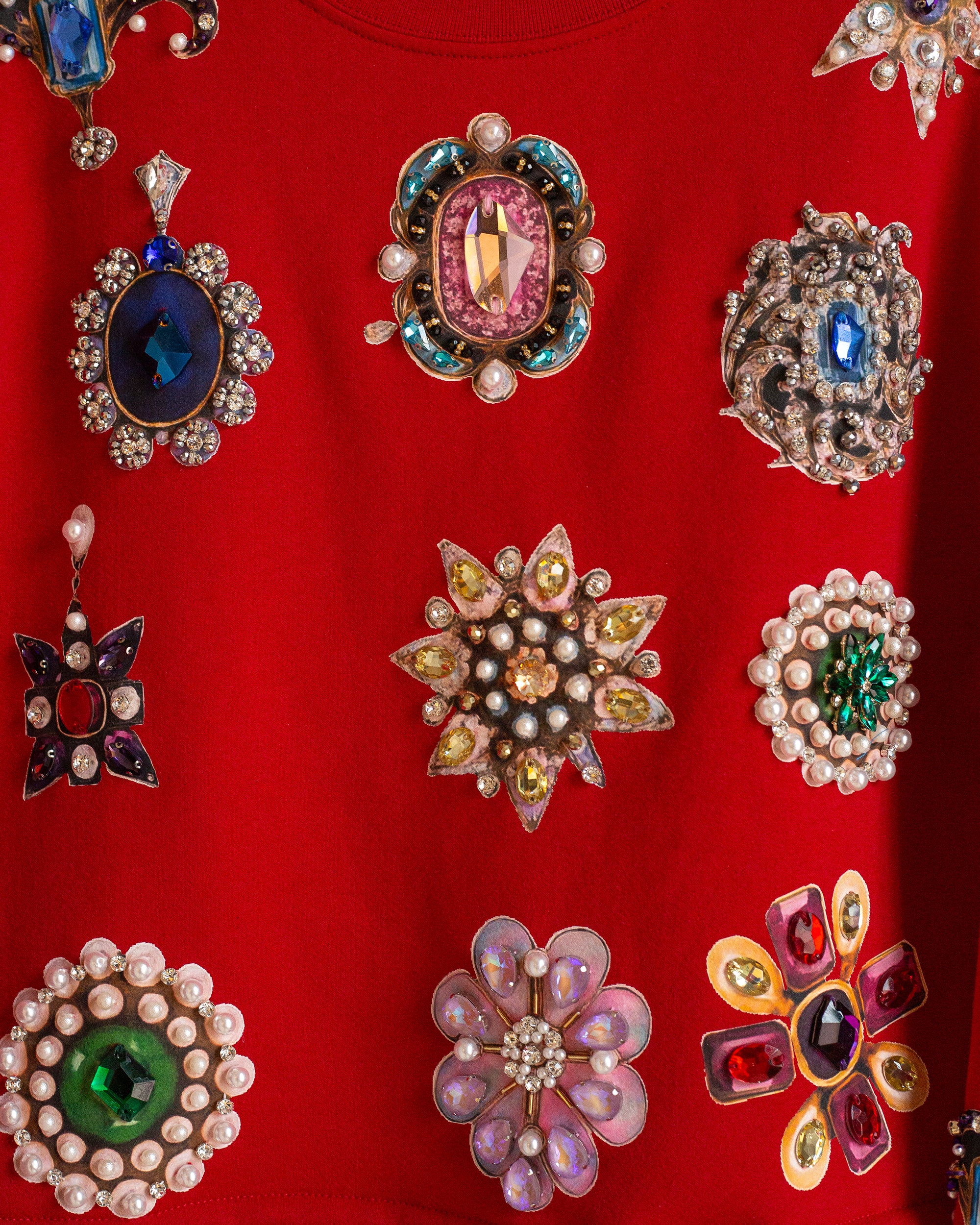 Sweatshirt roja con charms