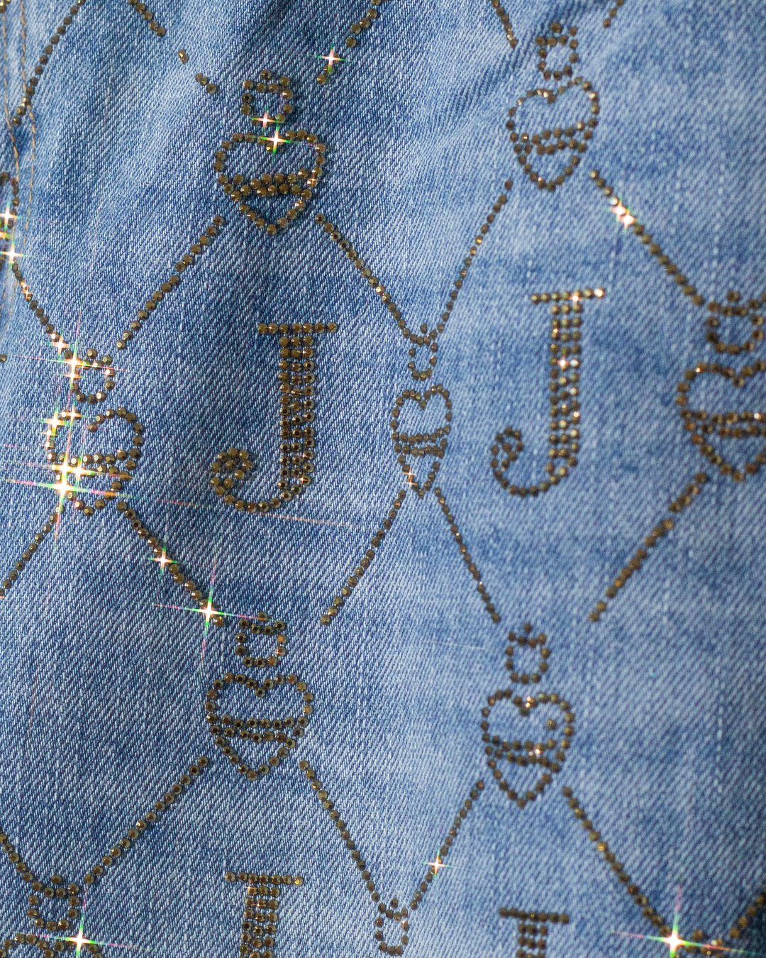 Boyfriend jeans logomanía con cristales dorados