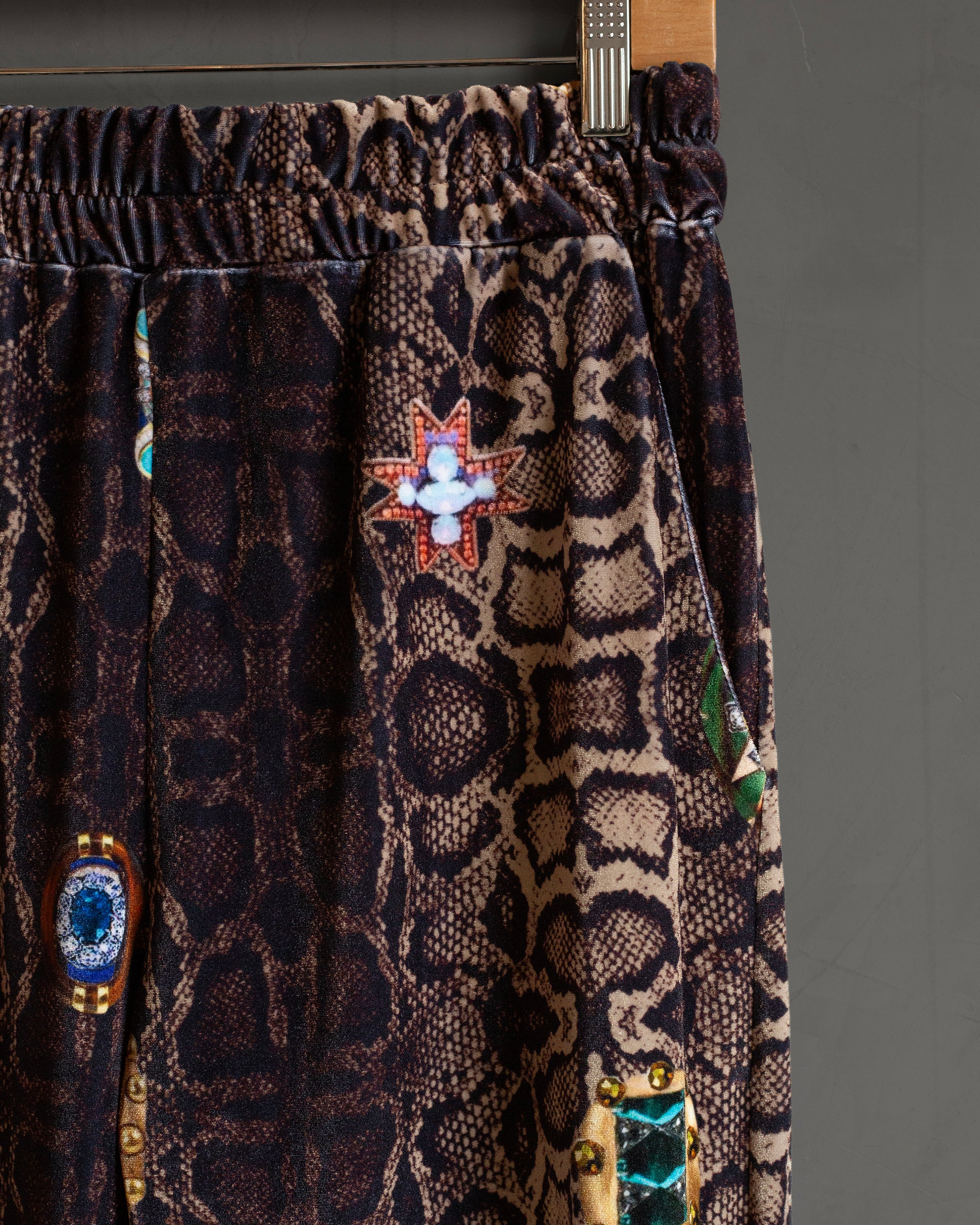 Coordinado velvet snakeprint con charms