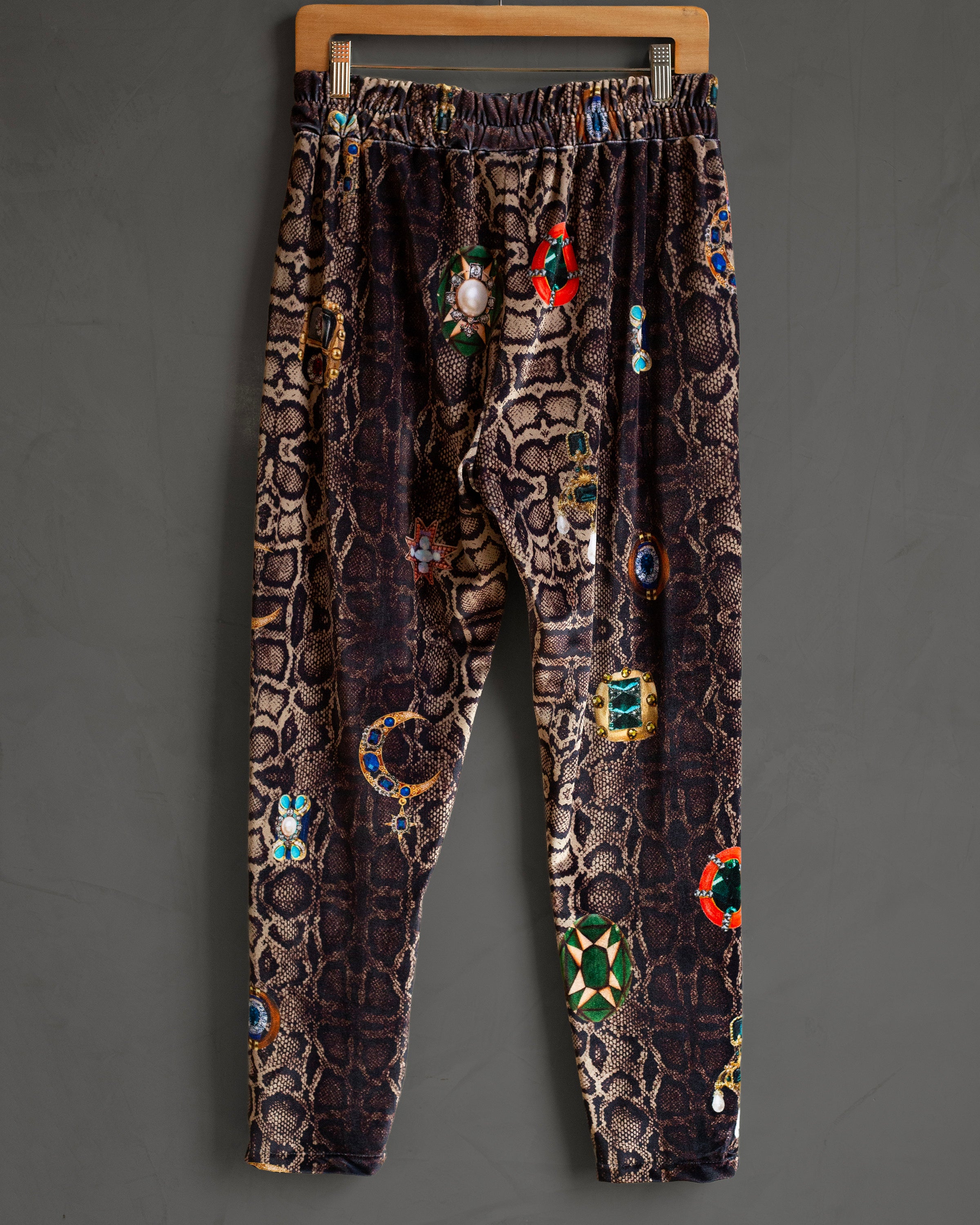 Coordinado velvet snakeprint con charms