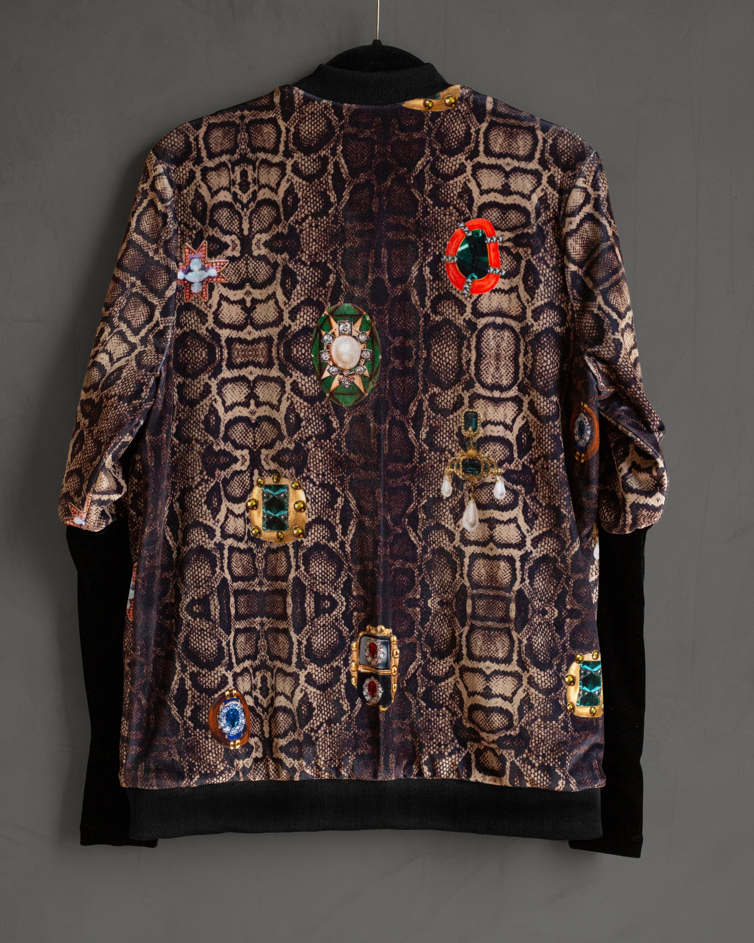 Coordinado velvet snakeprint con charms