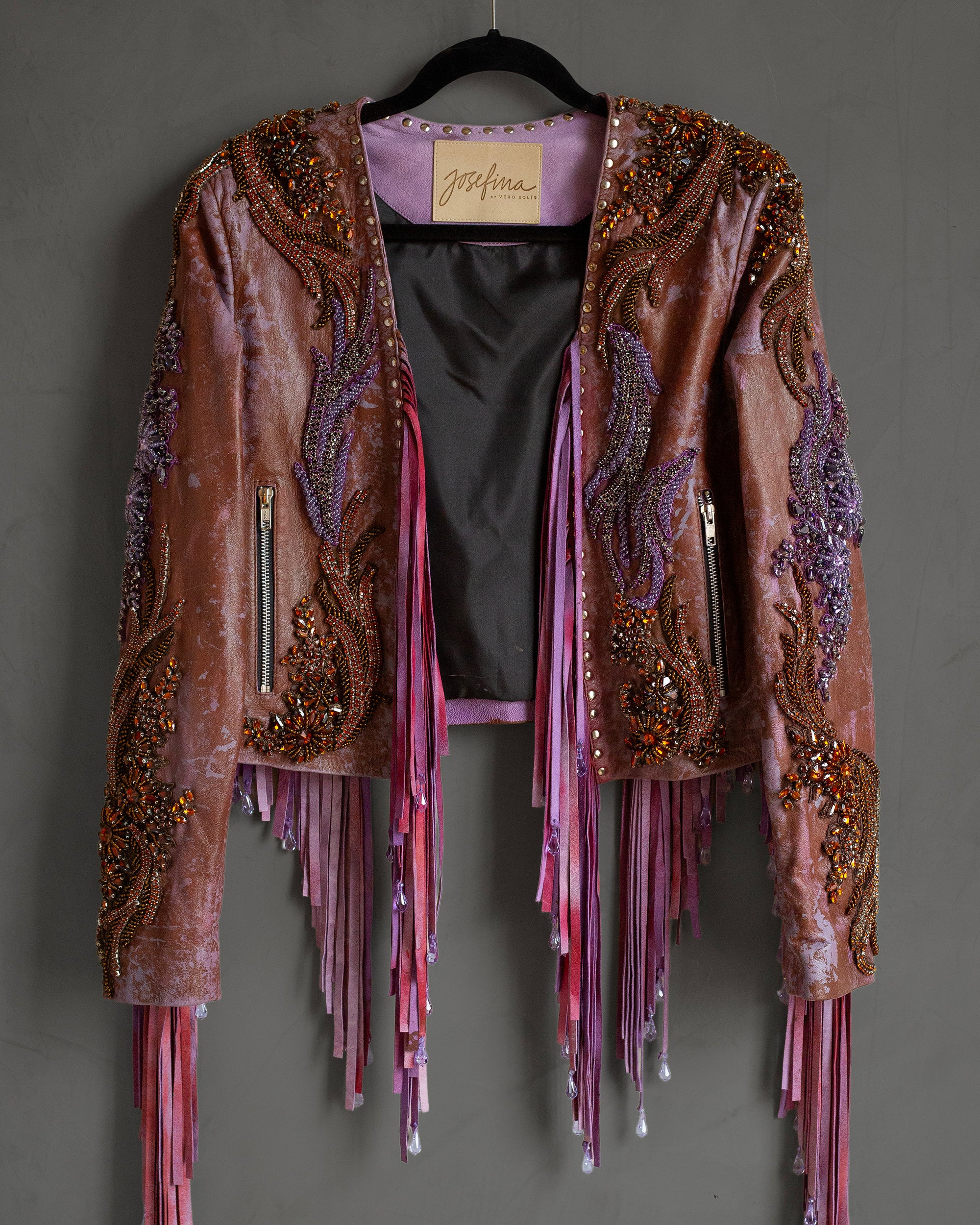 Chamarra lila con flecos y cristales