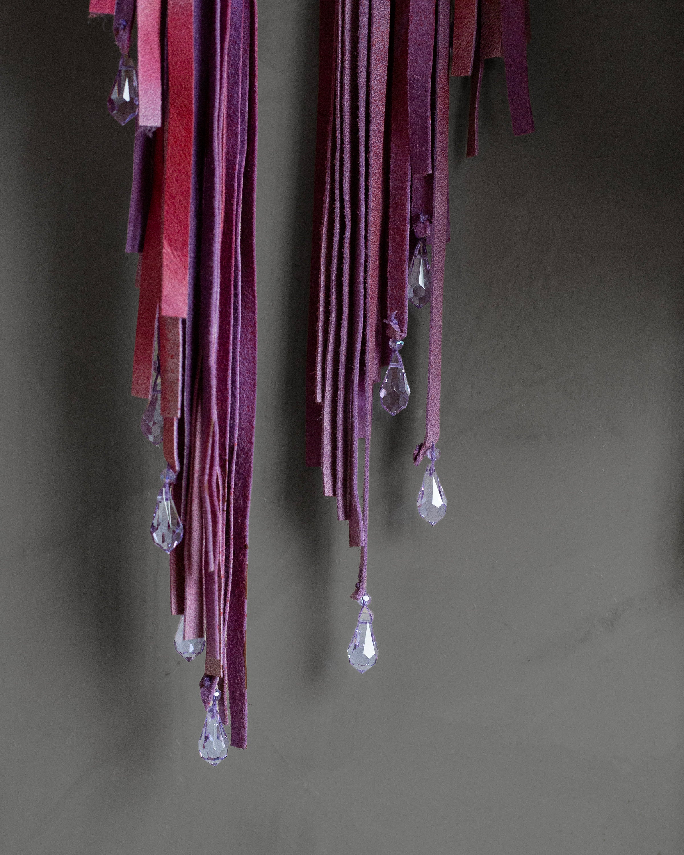 Chamarra lila con flecos y cristales