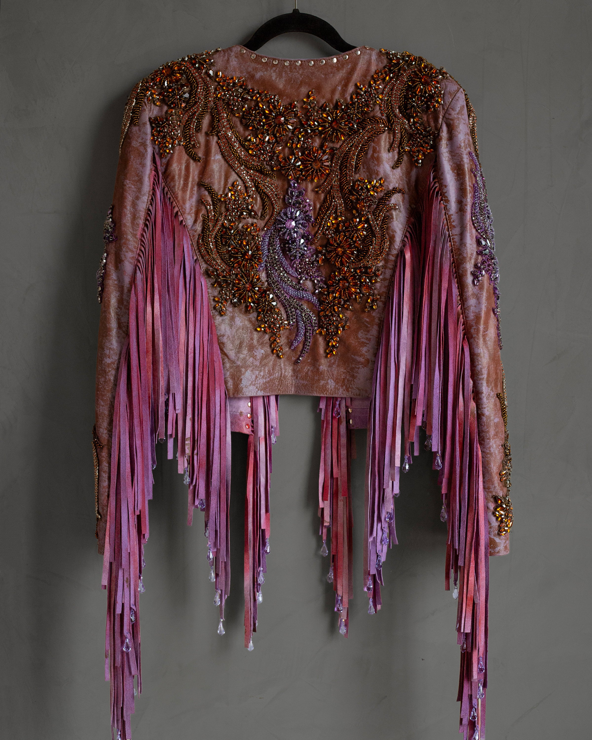 Chamarra lila con flecos y cristales