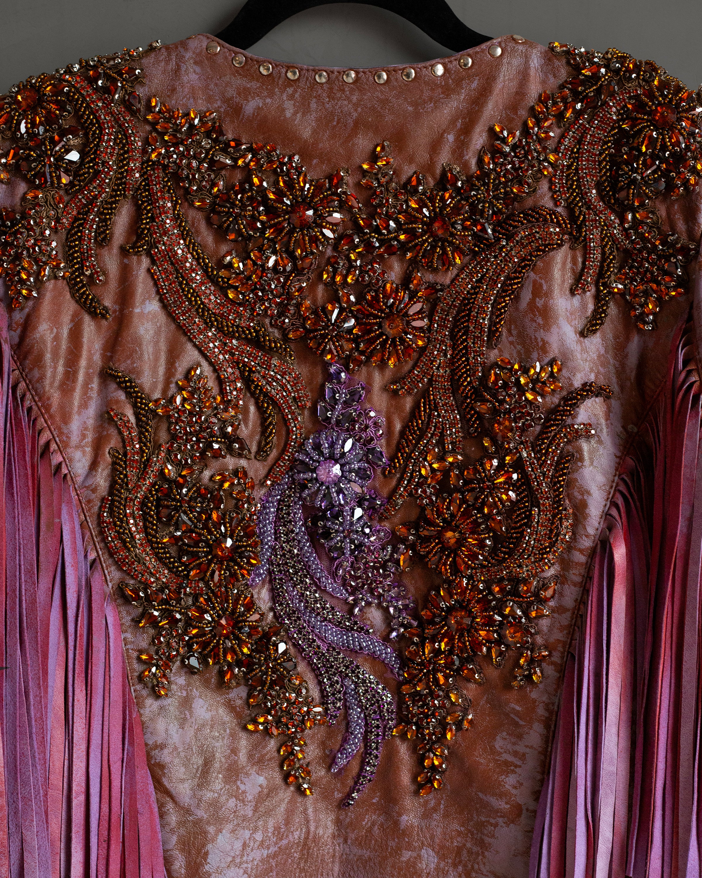 Chamarra lila con flecos y cristales