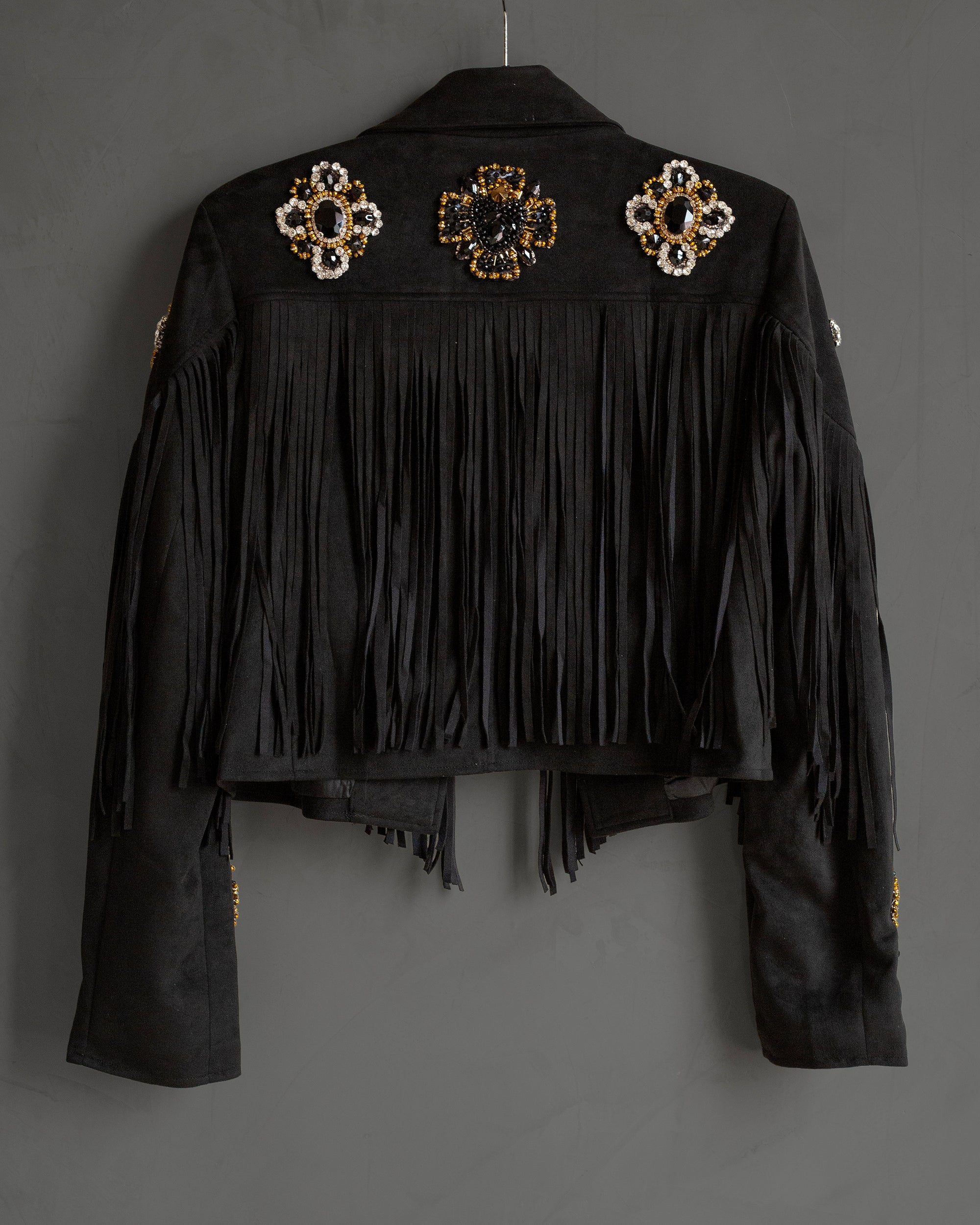 Chamarra negra flecos con charms negros