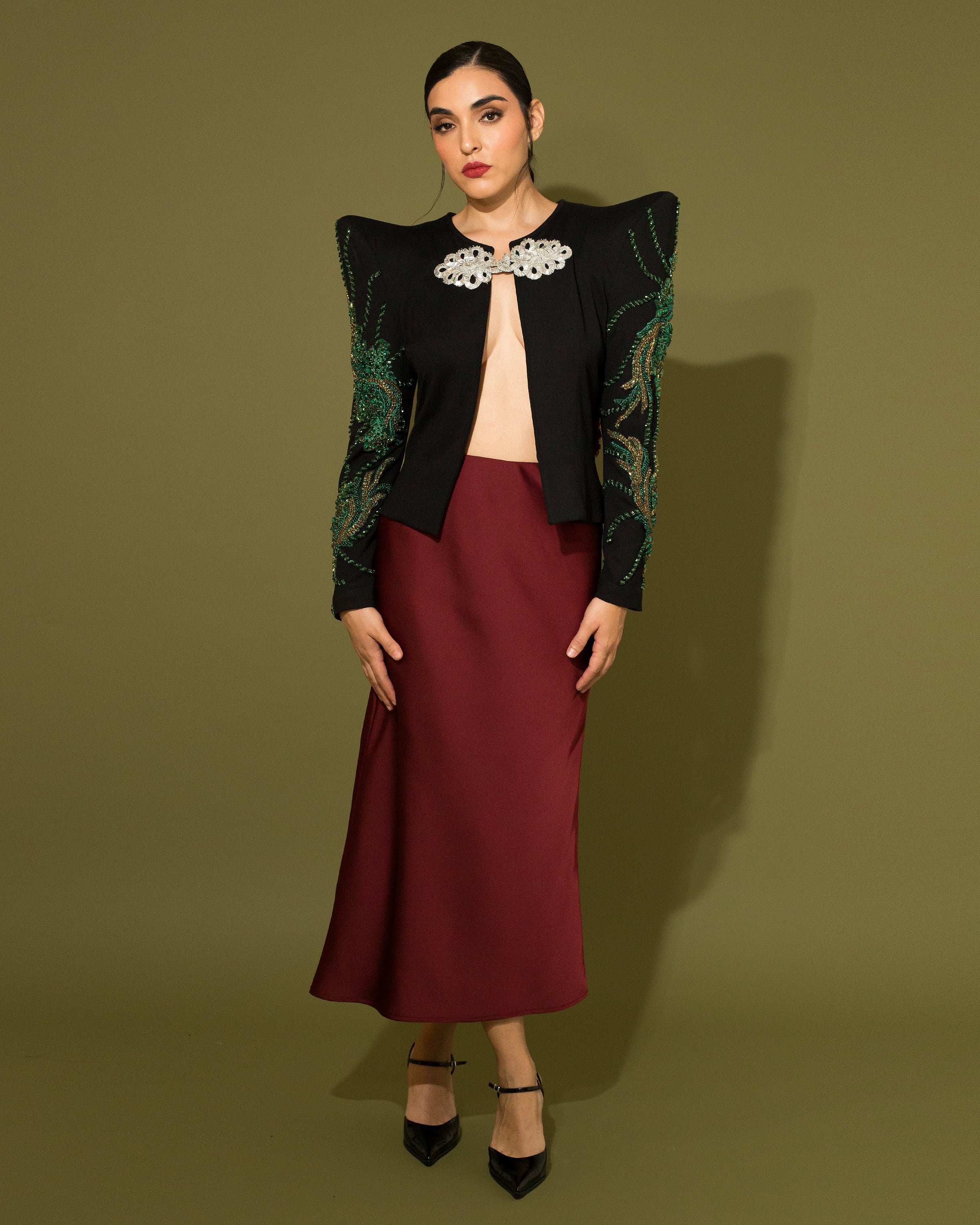 Saco negro con hombreras verde y rojo
