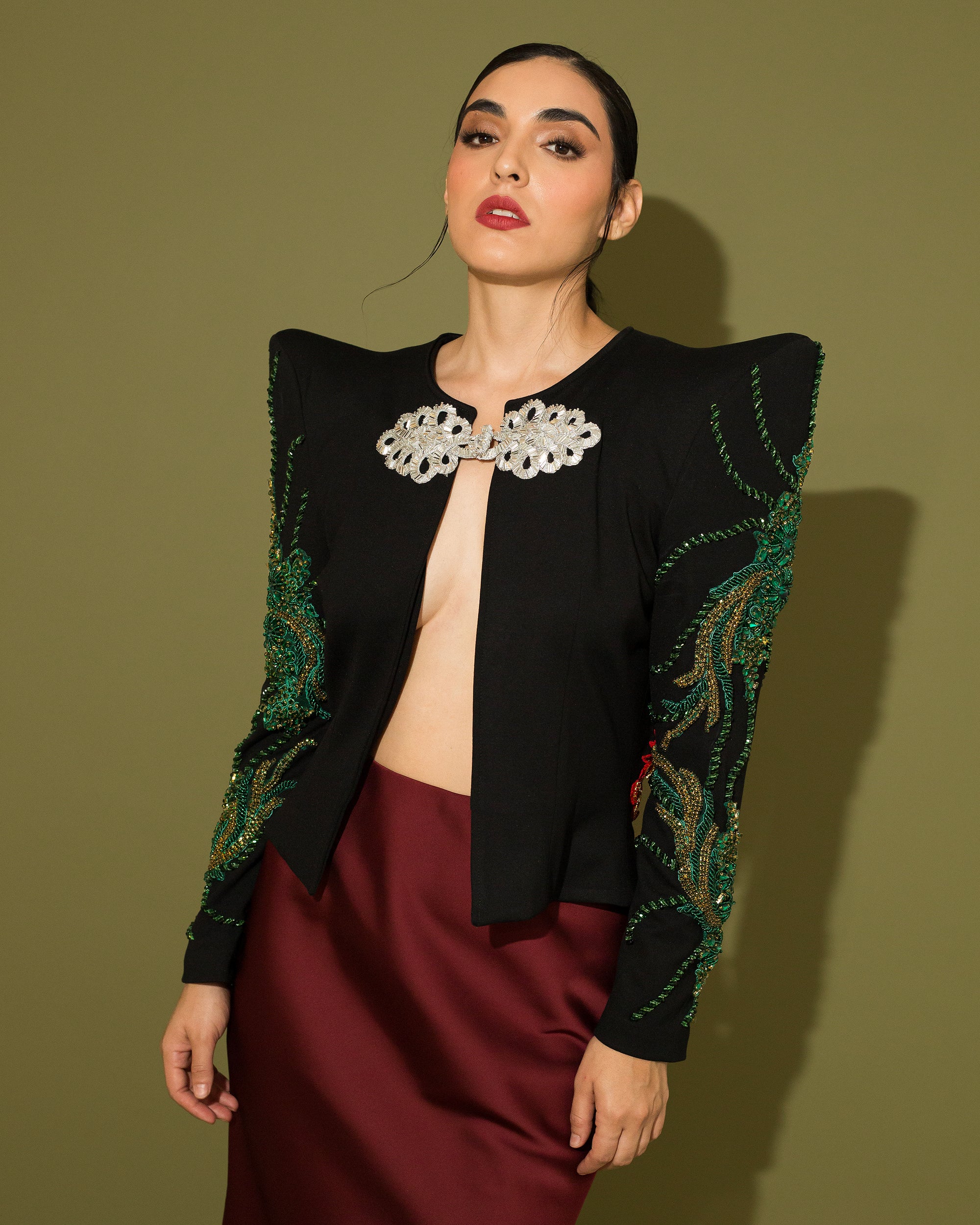 Saco negro con hombreras verde y rojo