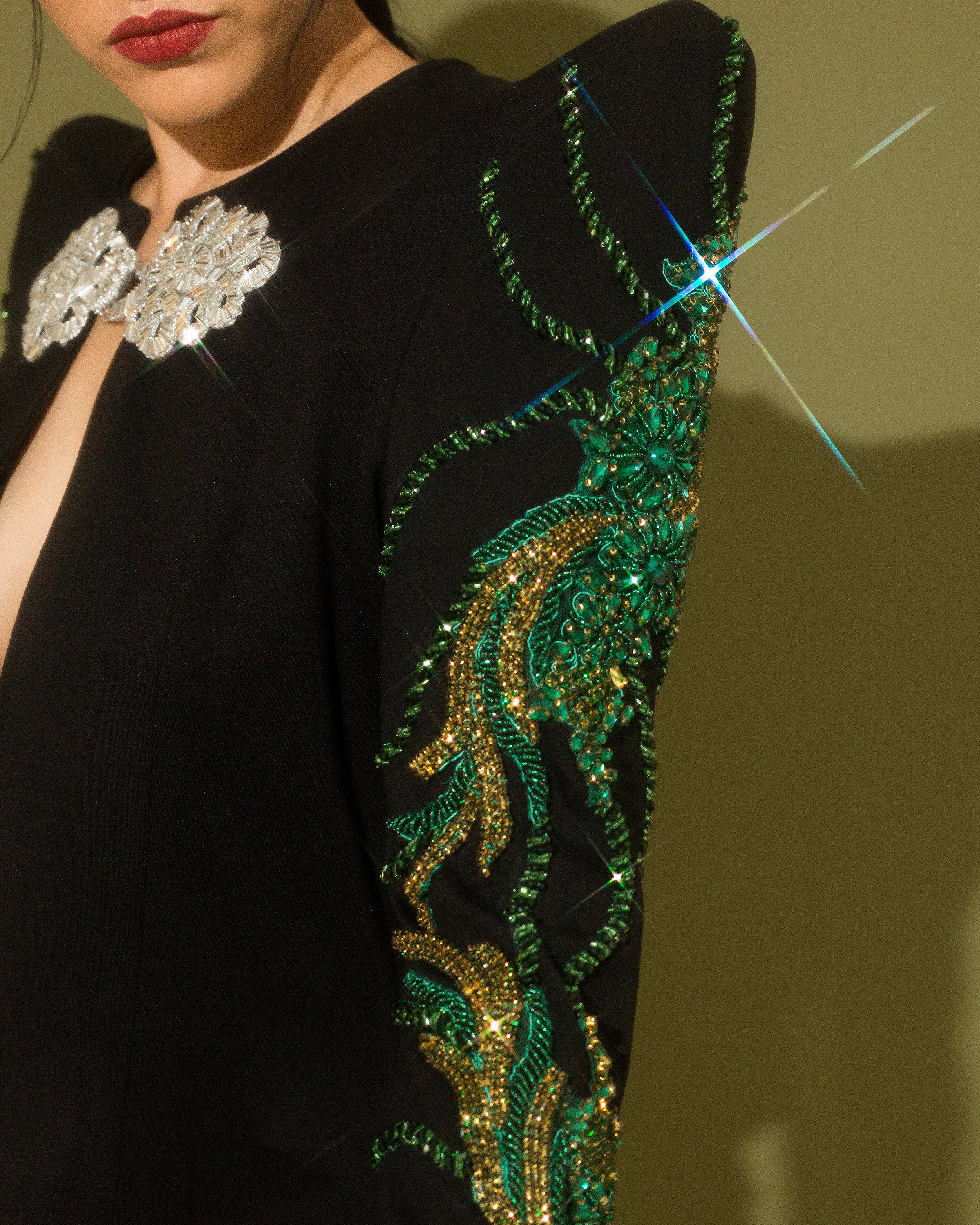 Saco negro con hombreras verde y rojo