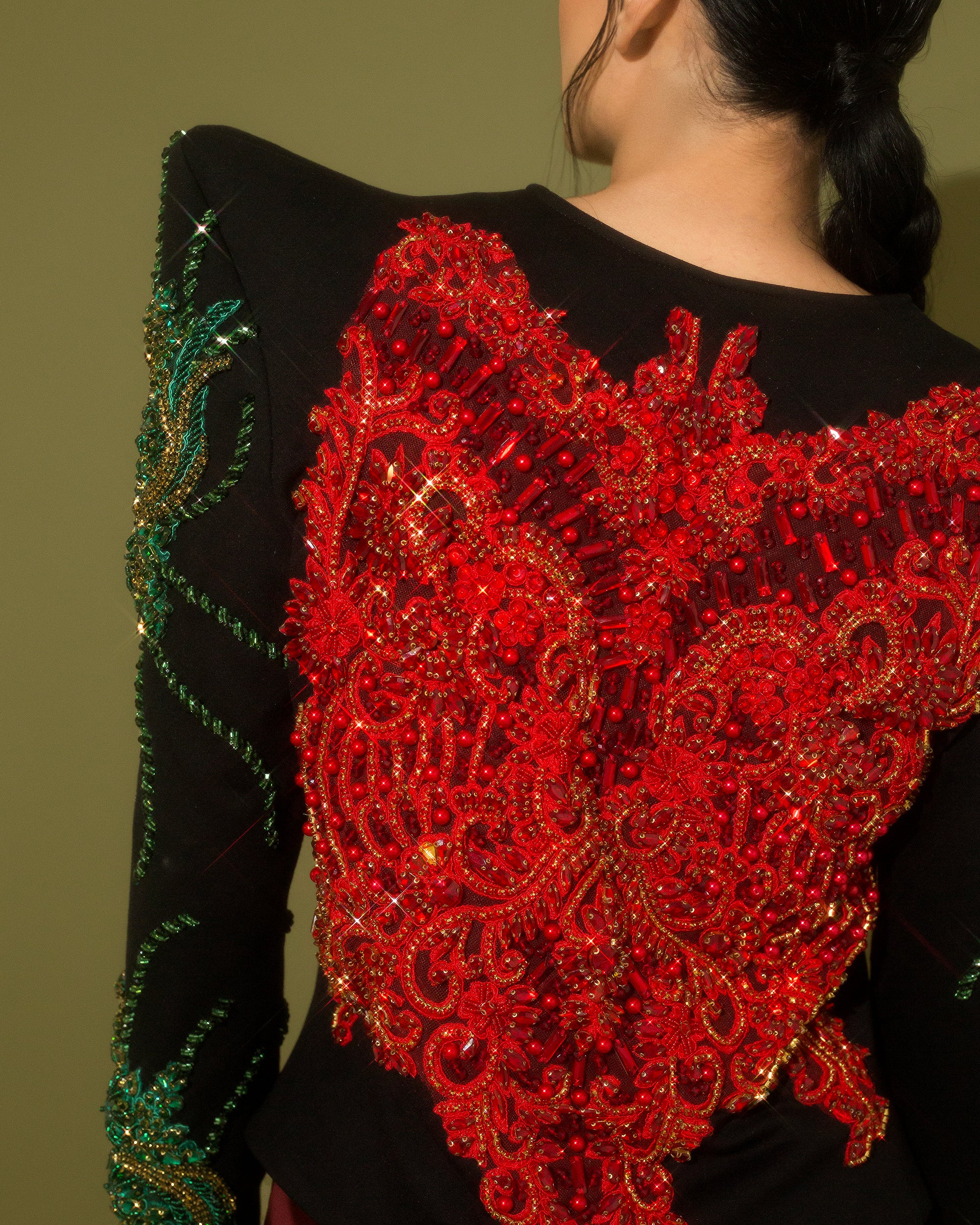 Saco negro con hombreras verde y rojo