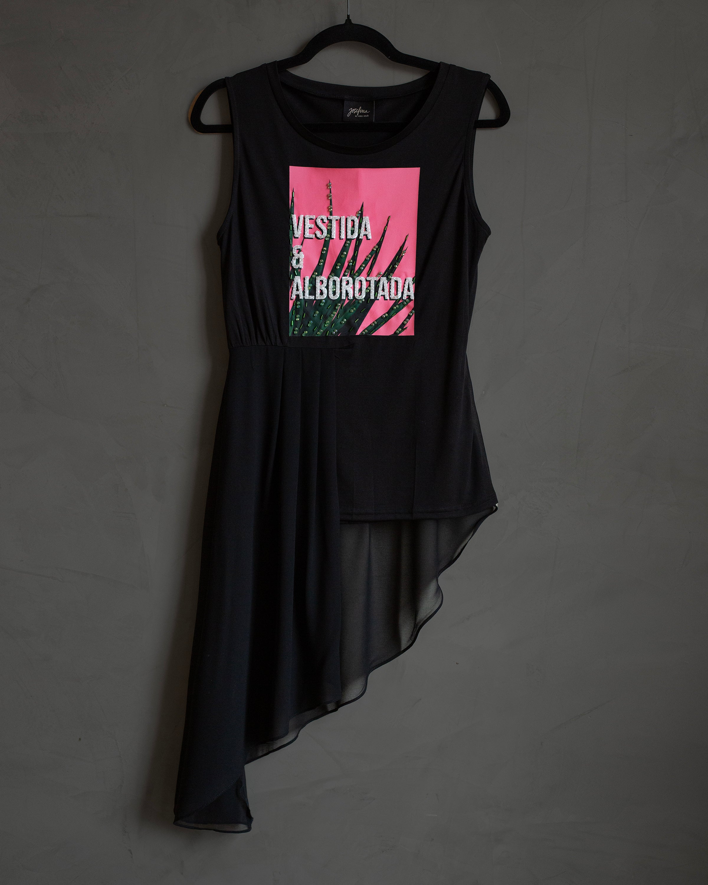 Blusa negra con faldon "Vestida y alborotada"
