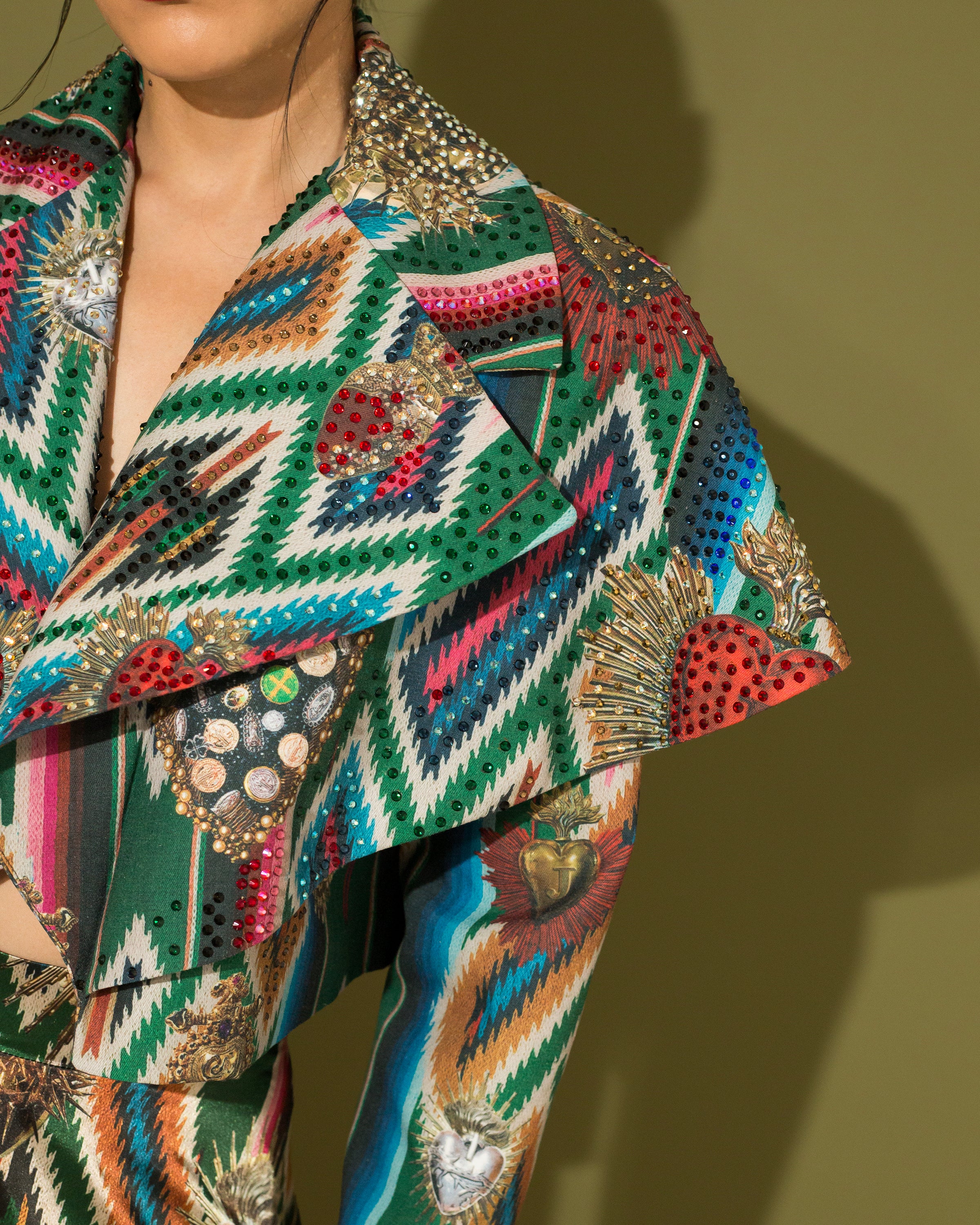 Cropped blazer con capa zarape con cristales
