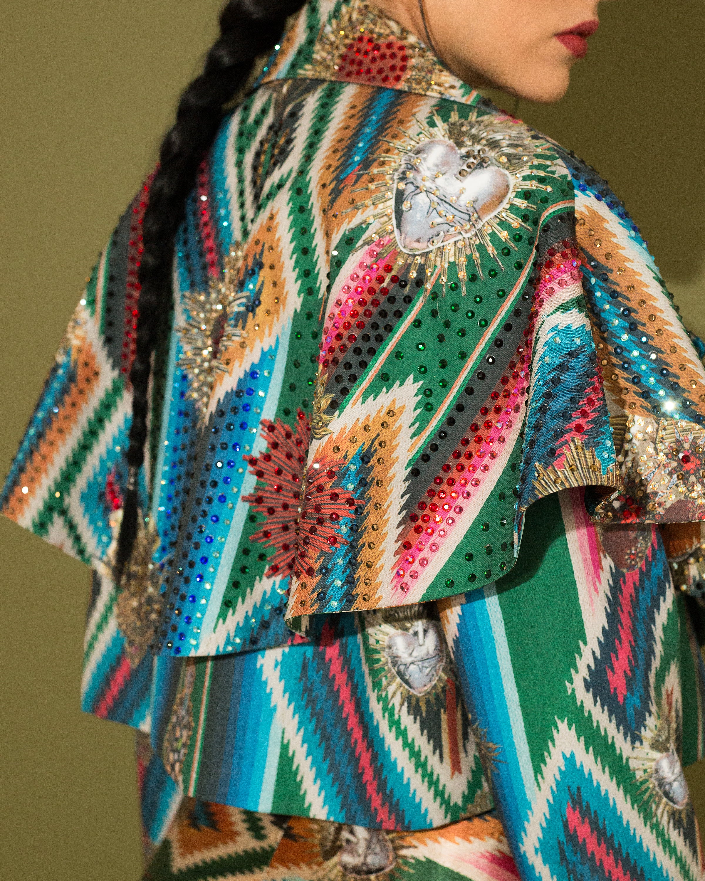Cropped blazer con capa zarape con cristales