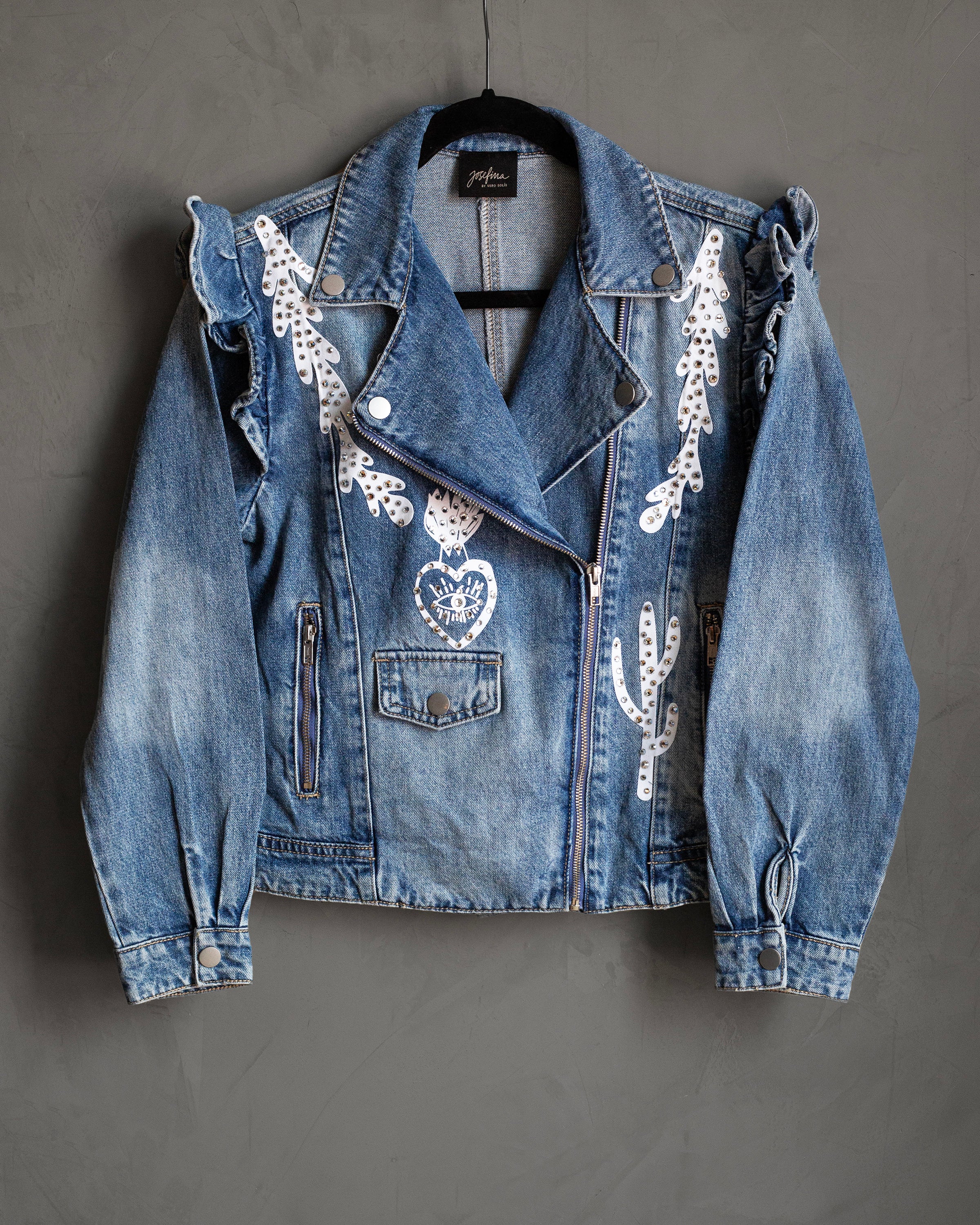 Chamarra denim con olanes en los hombros y grecas