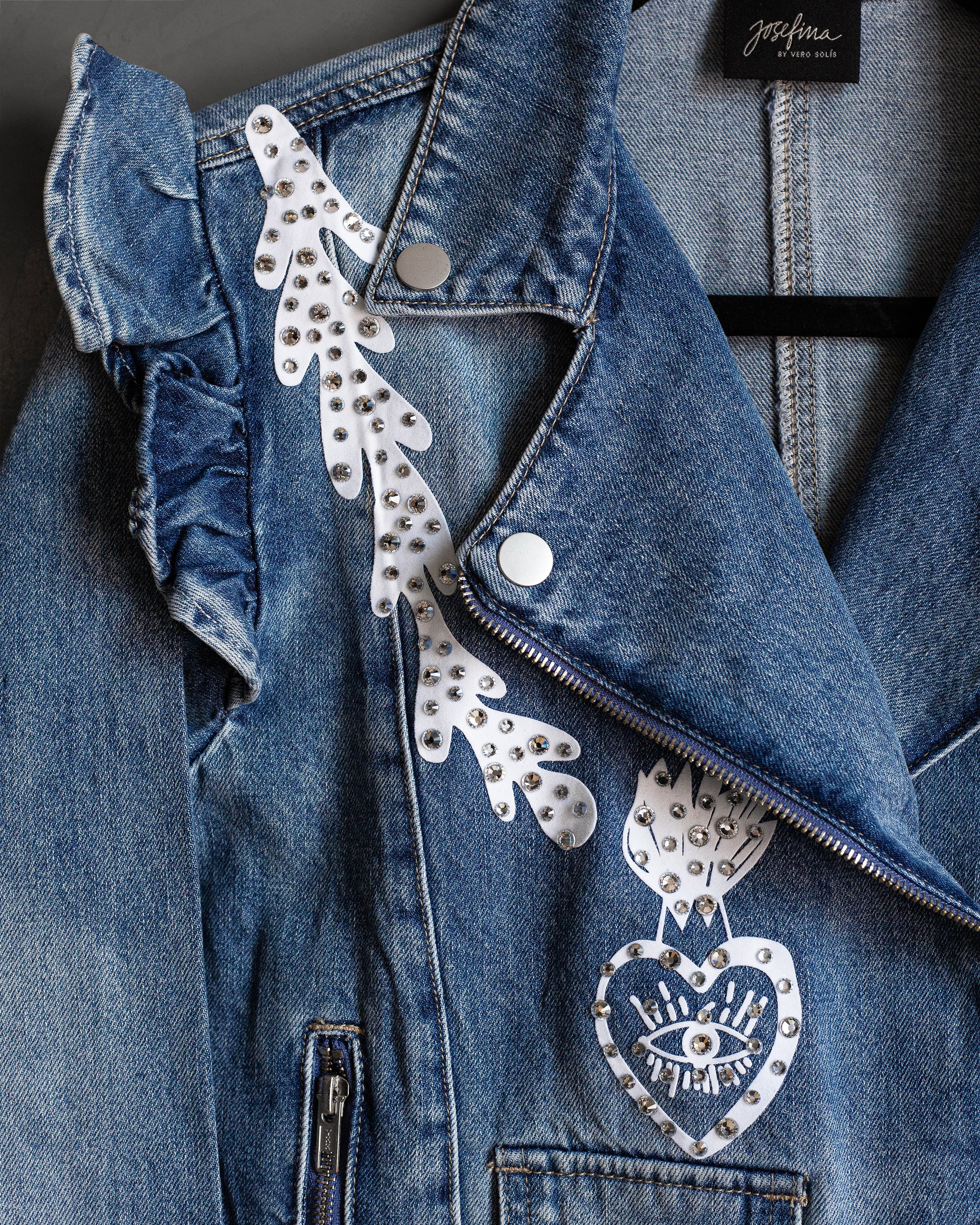 Chamarra denim con olanes en los hombros y grecas