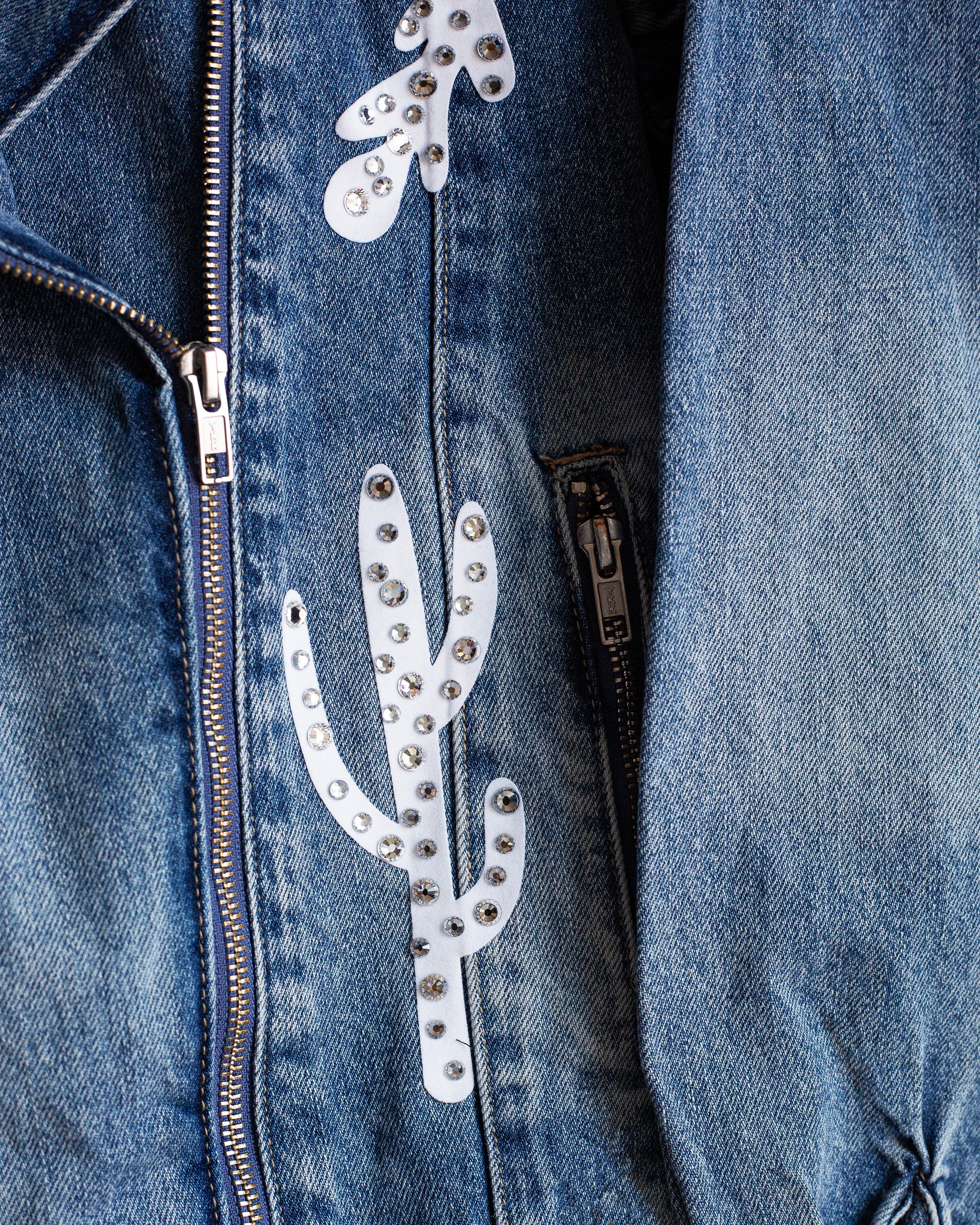 Chamarra denim con olanes en los hombros y grecas