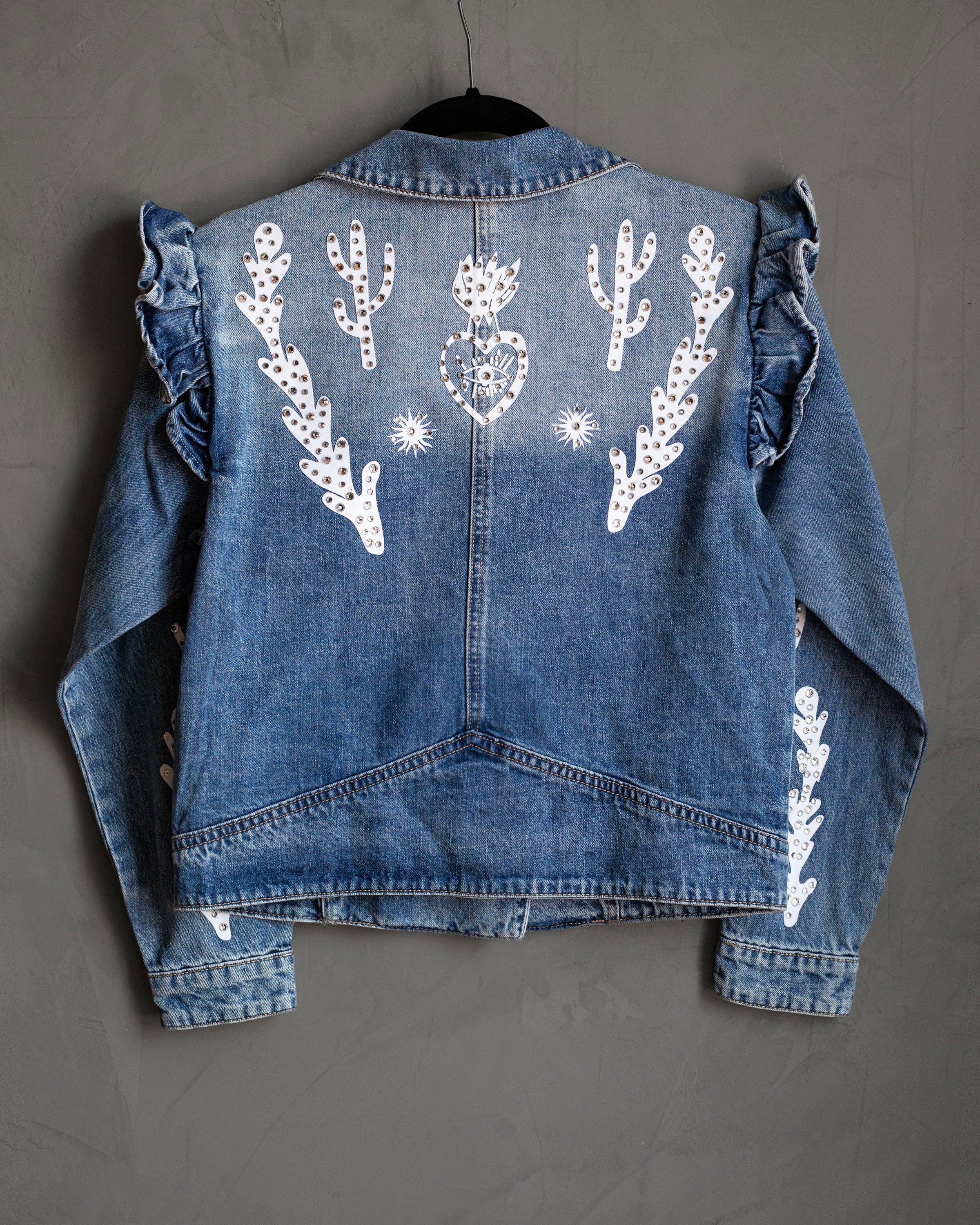 Chamarra denim con olanes en los hombros y grecas