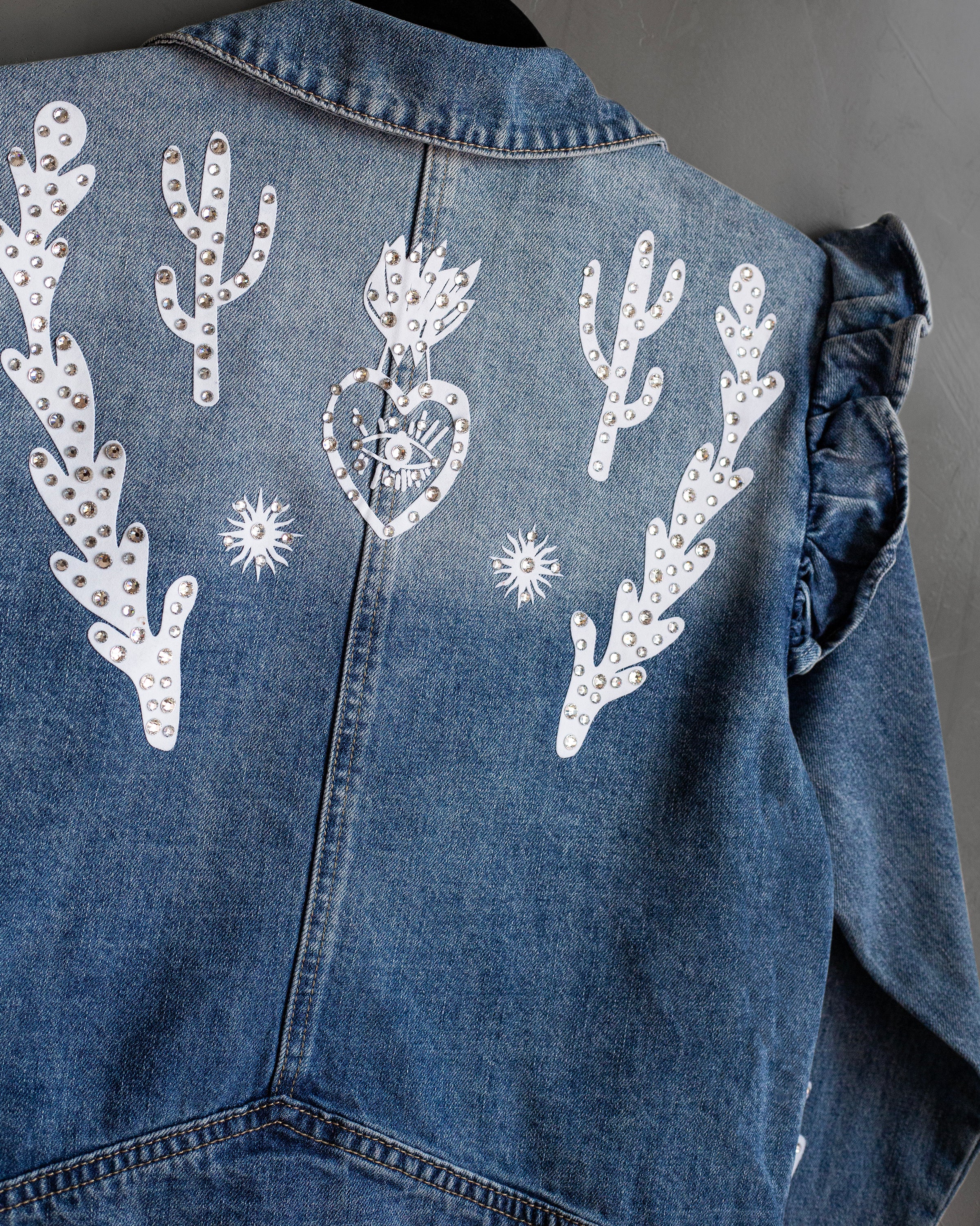 Chamarra denim con olanes en los hombros y grecas