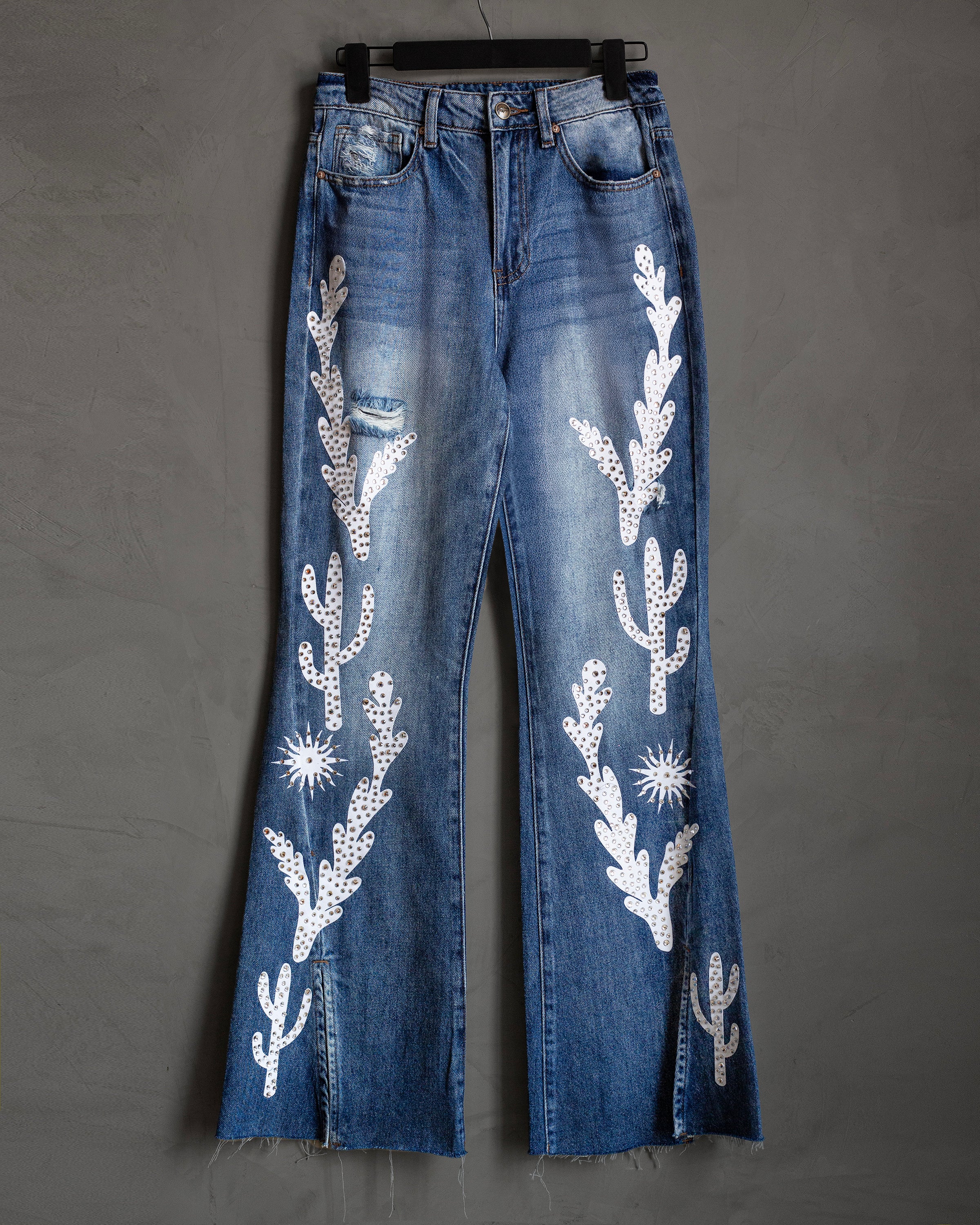 Bootcut jeans con grecas y cristales