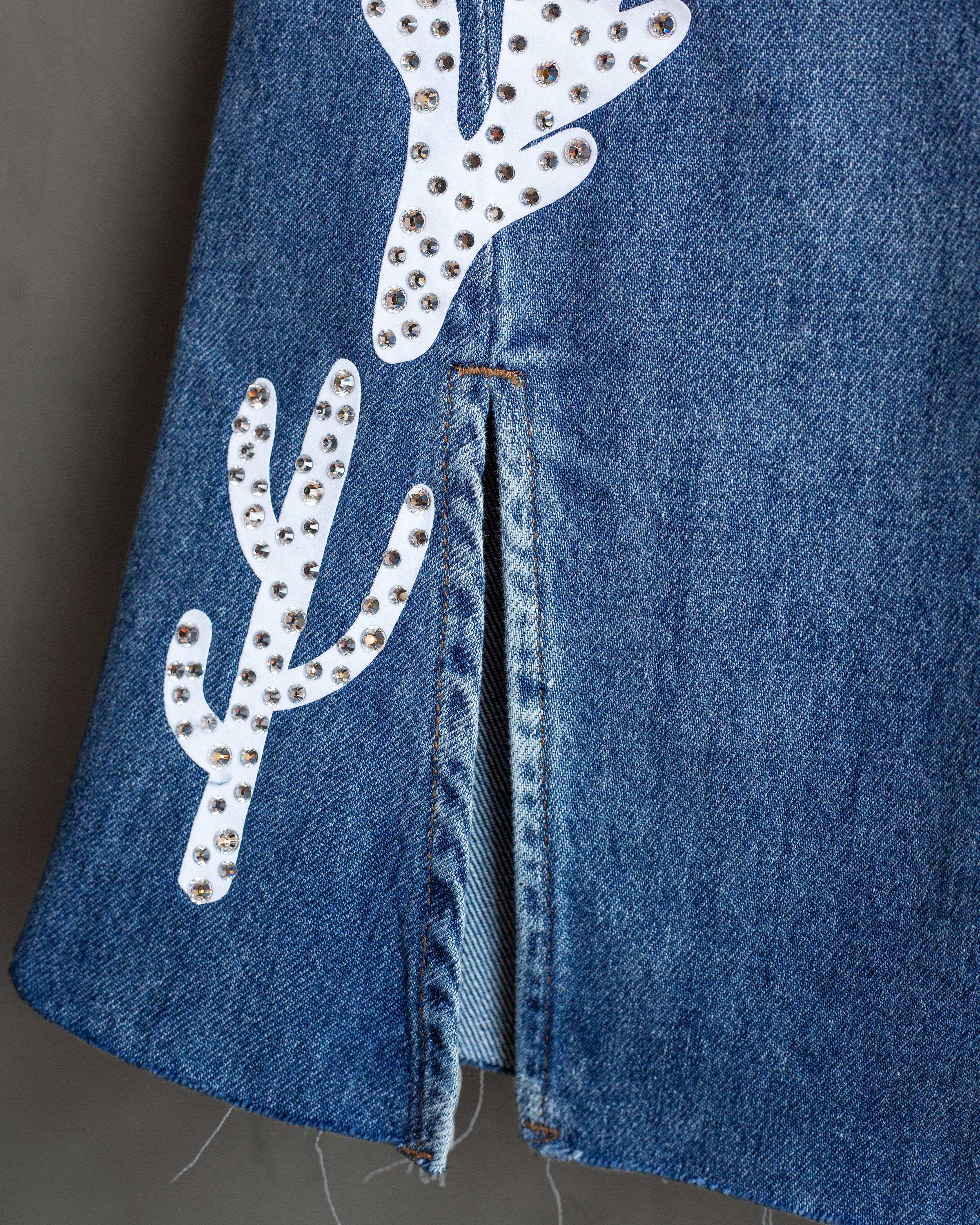 Bootcut jeans con grecas y cristales