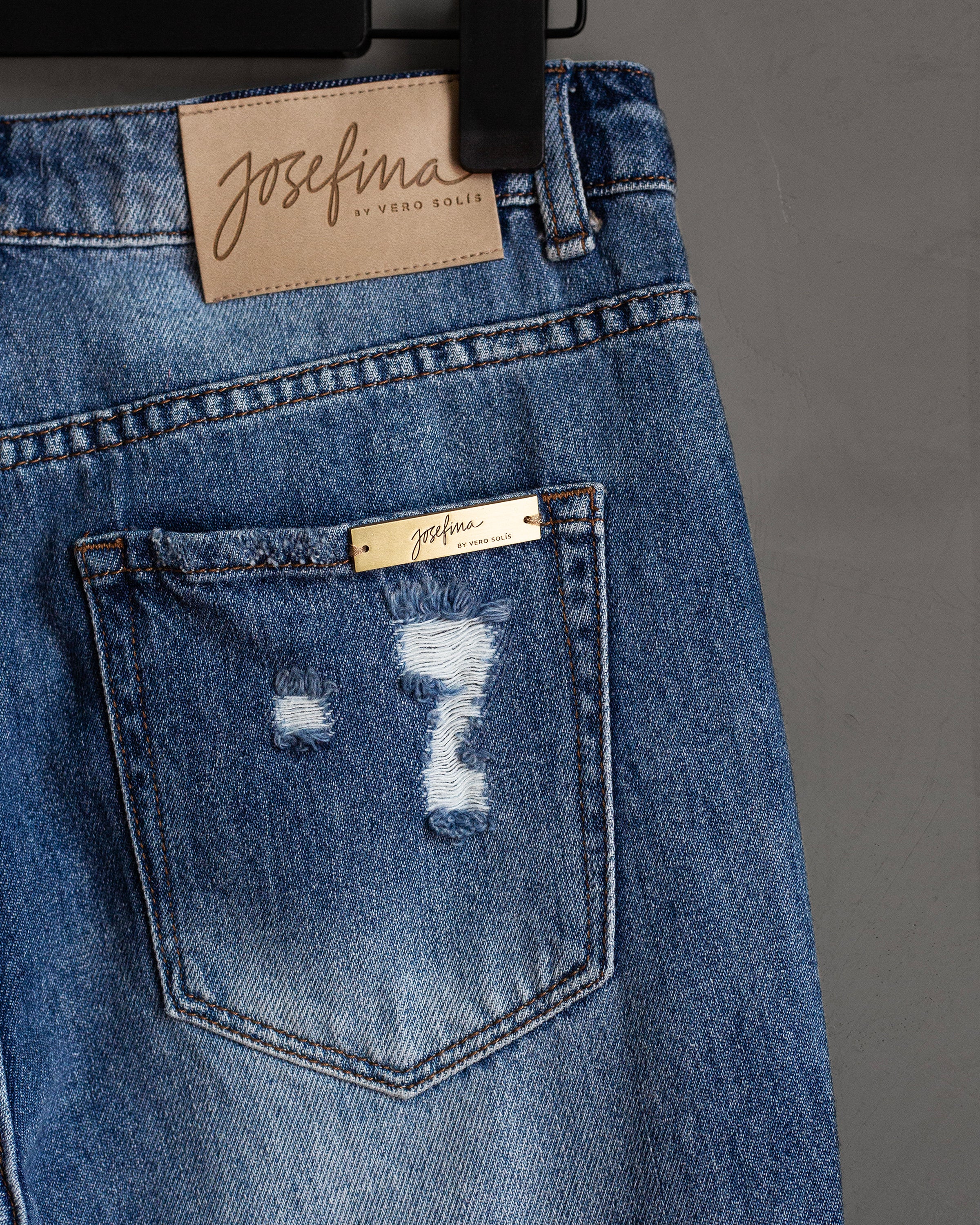 Bootcut jeans con grecas y cristales