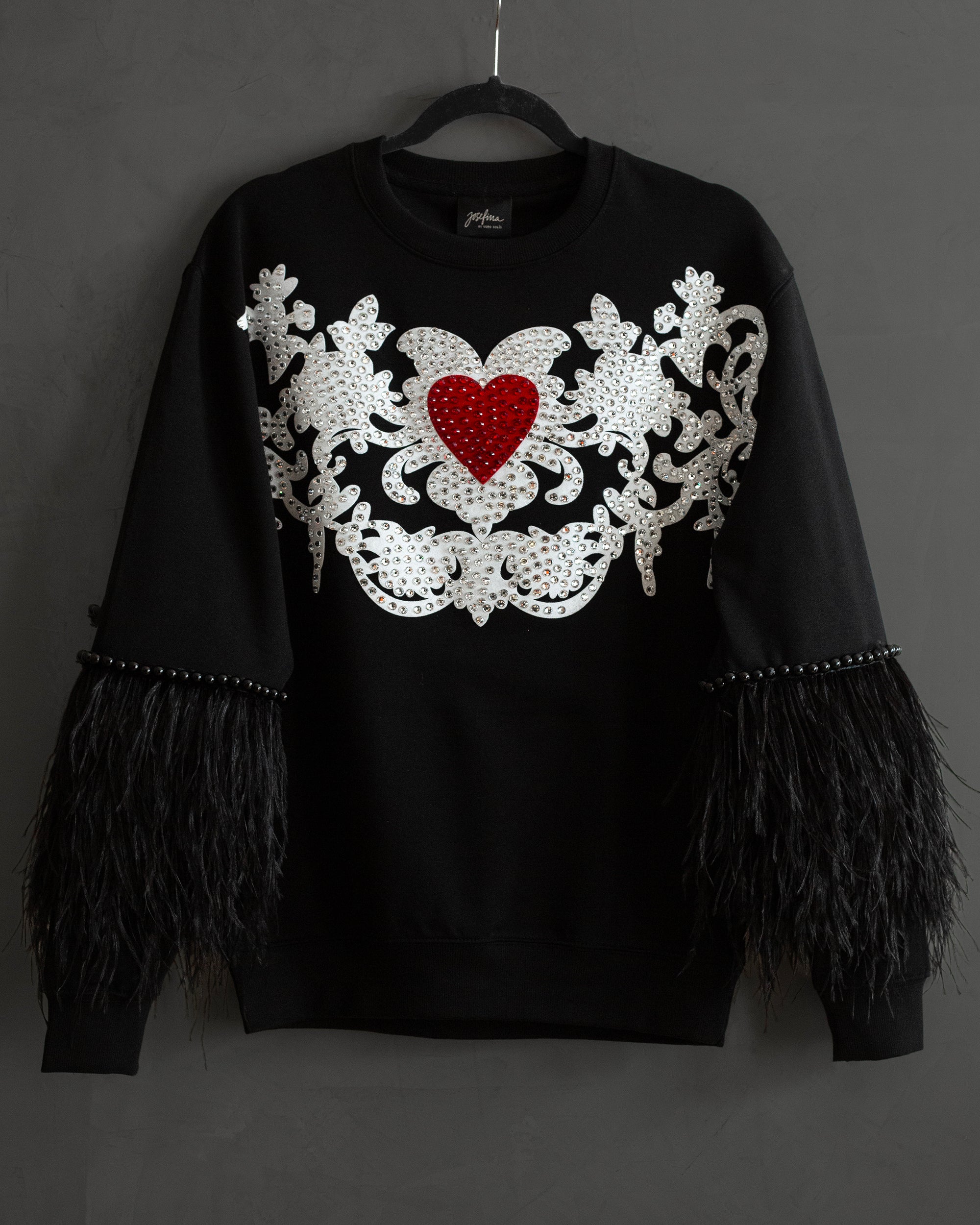 Sweatshirt con grecas y cristales y plumas