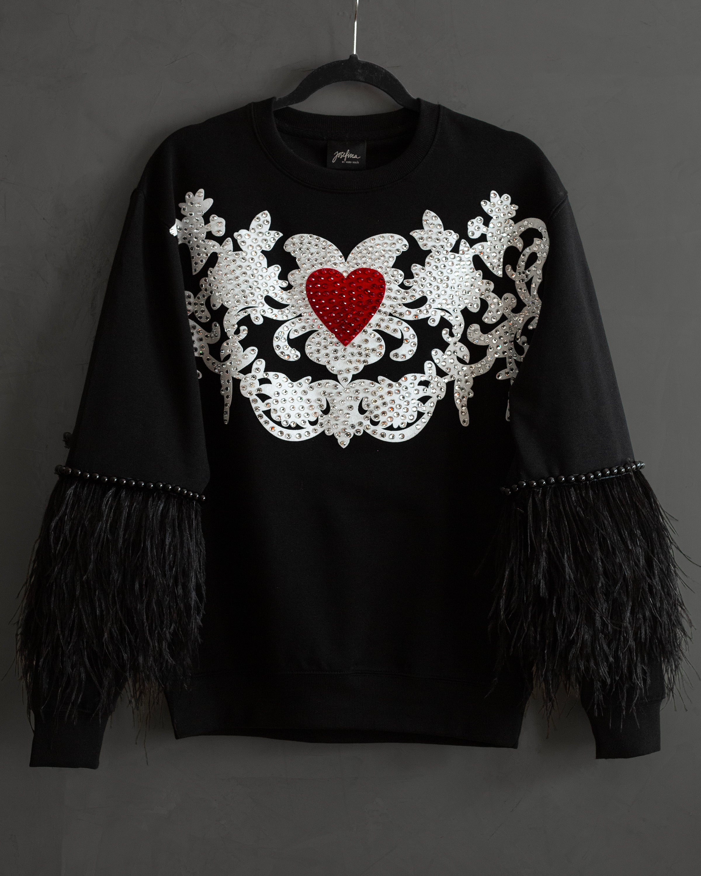 Sweatshirt con grecas y cristales y plumas