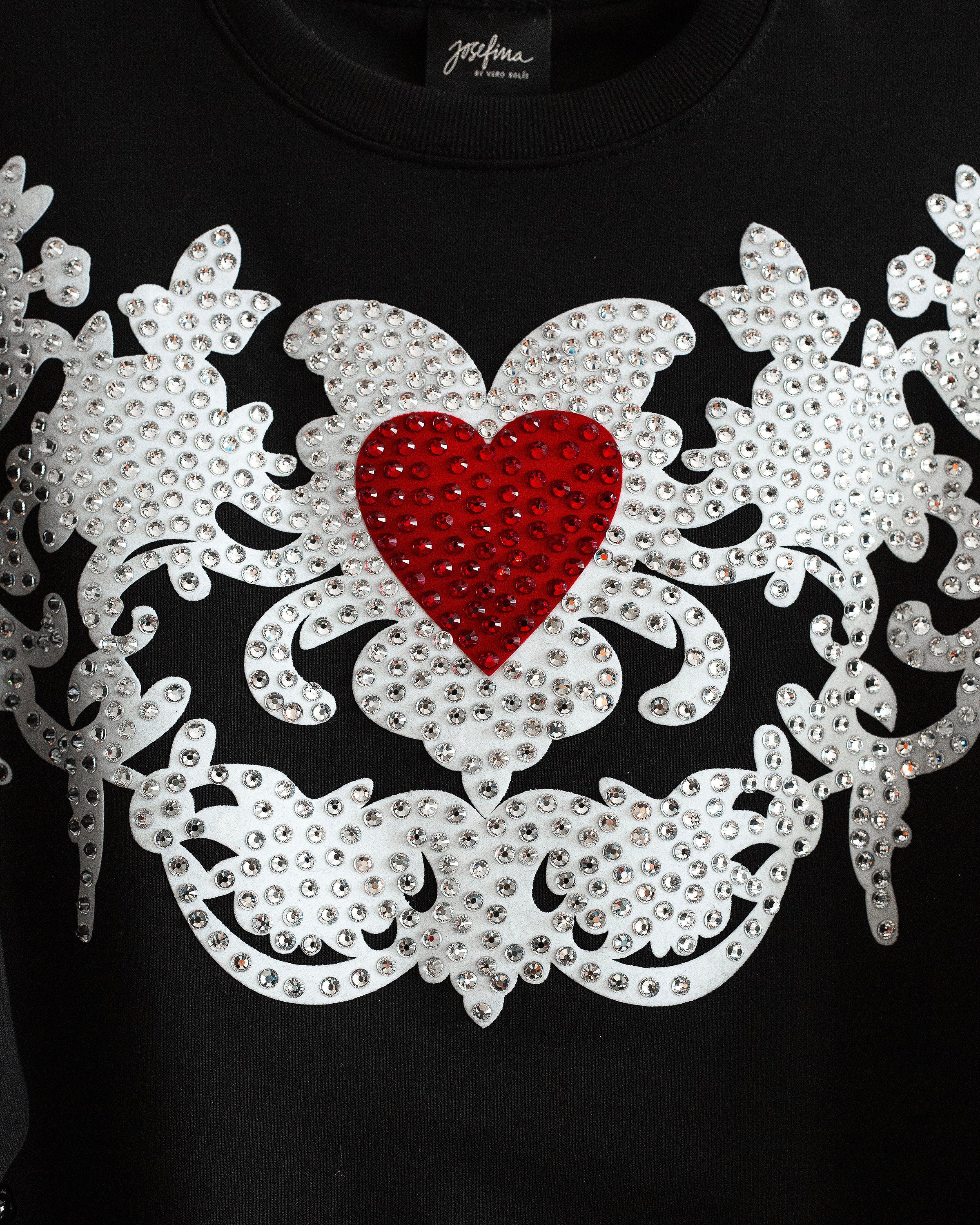 Sweatshirt con grecas y cristales y plumas