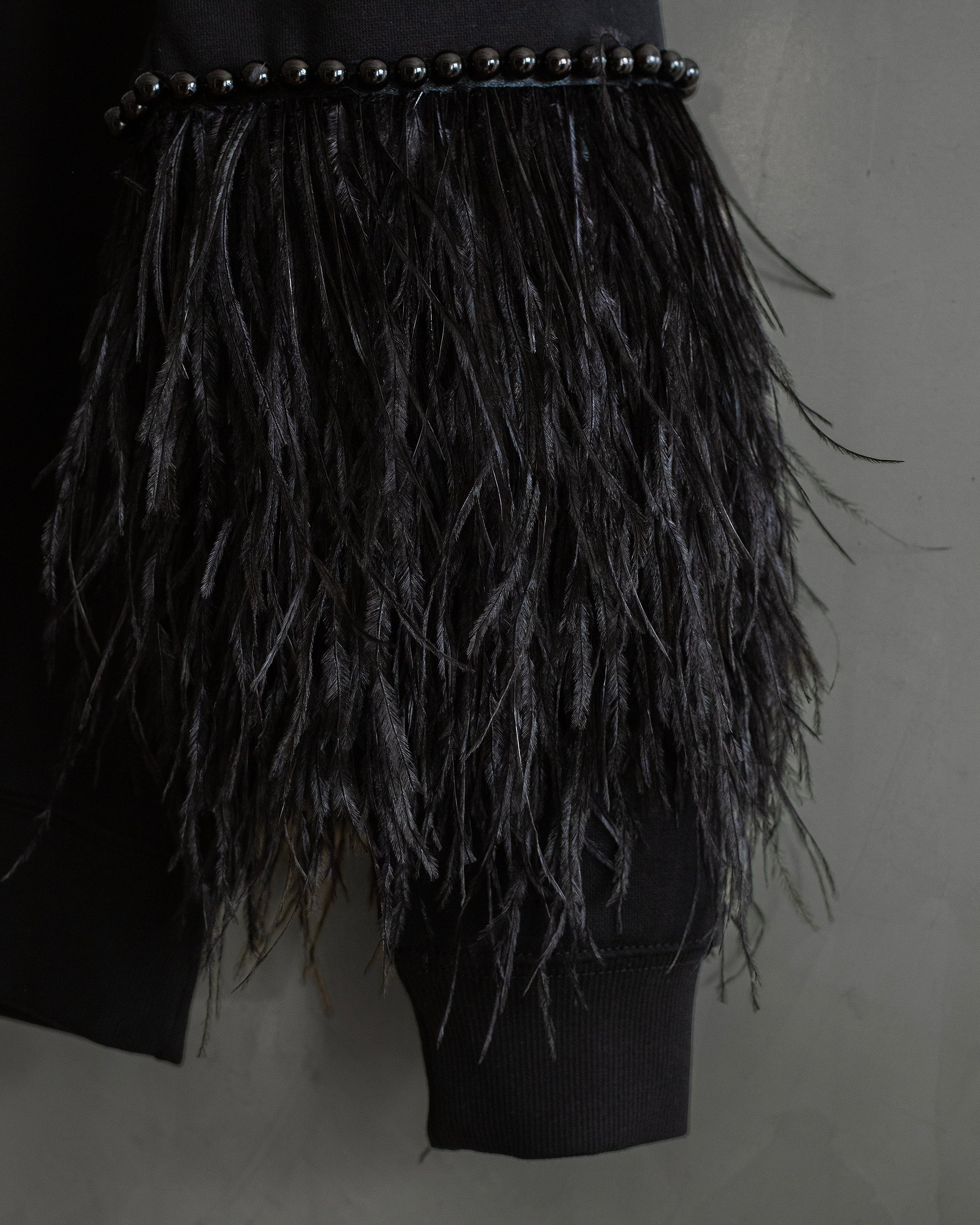 Sweatshirt con grecas y cristales y plumas