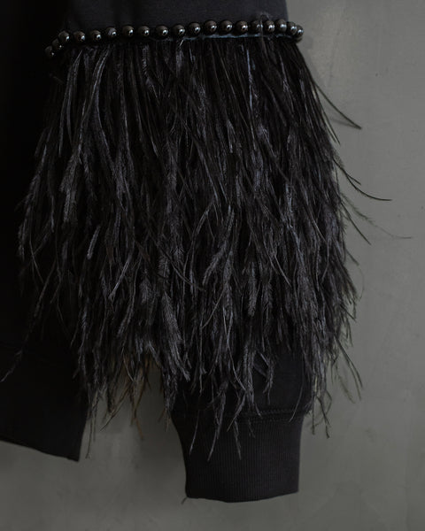 Sweatshirt con grecas y cristales y plumas