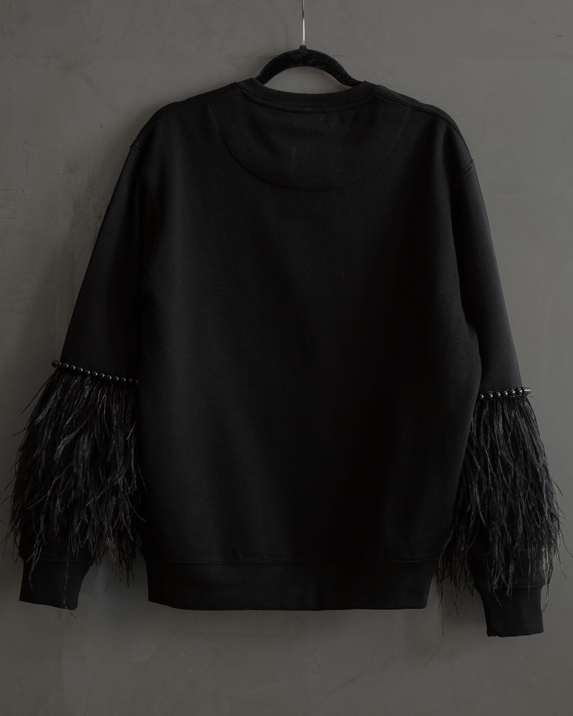 Sweatshirt con grecas y cristales y plumas