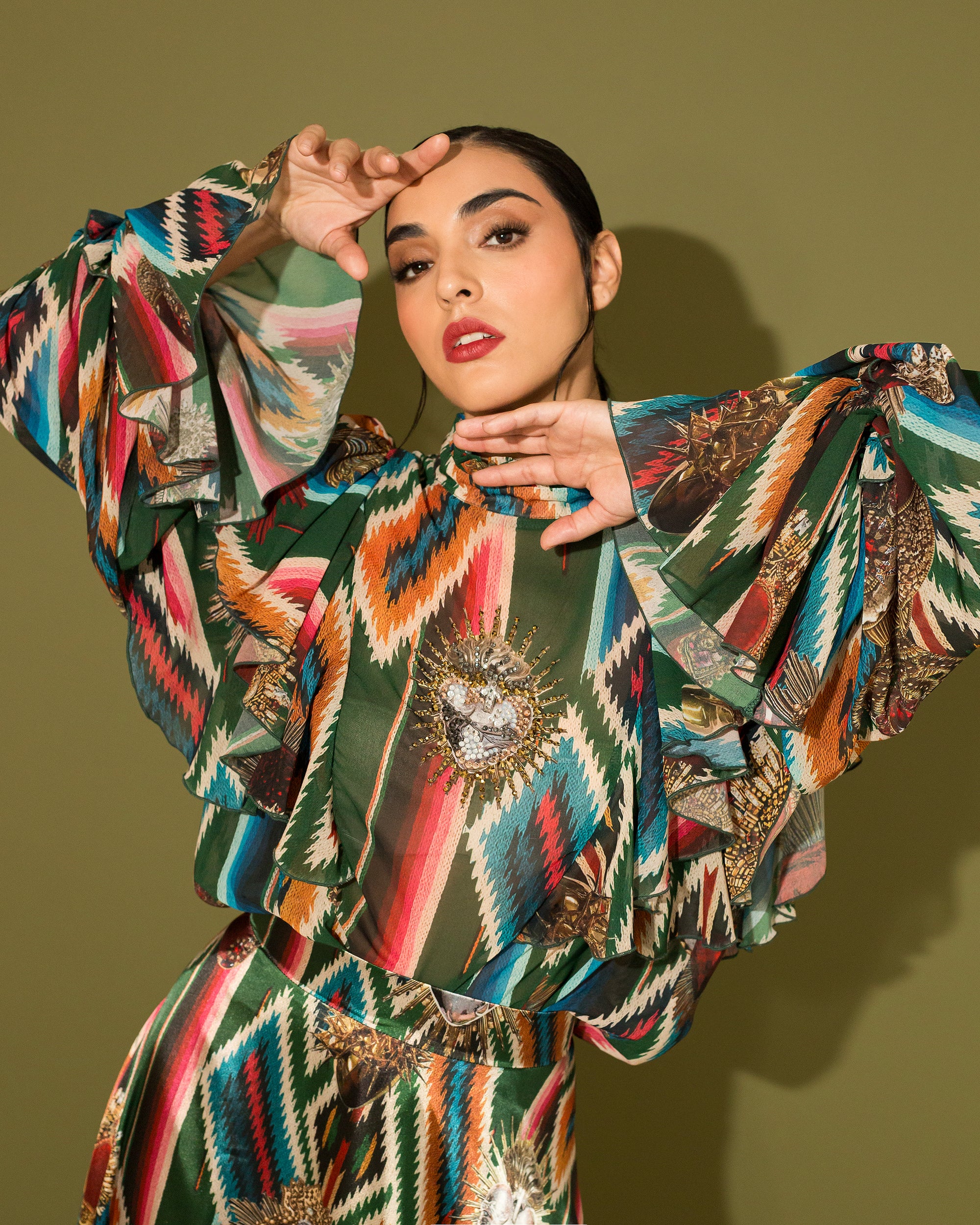 Top de chiffon con olanes en las mangas