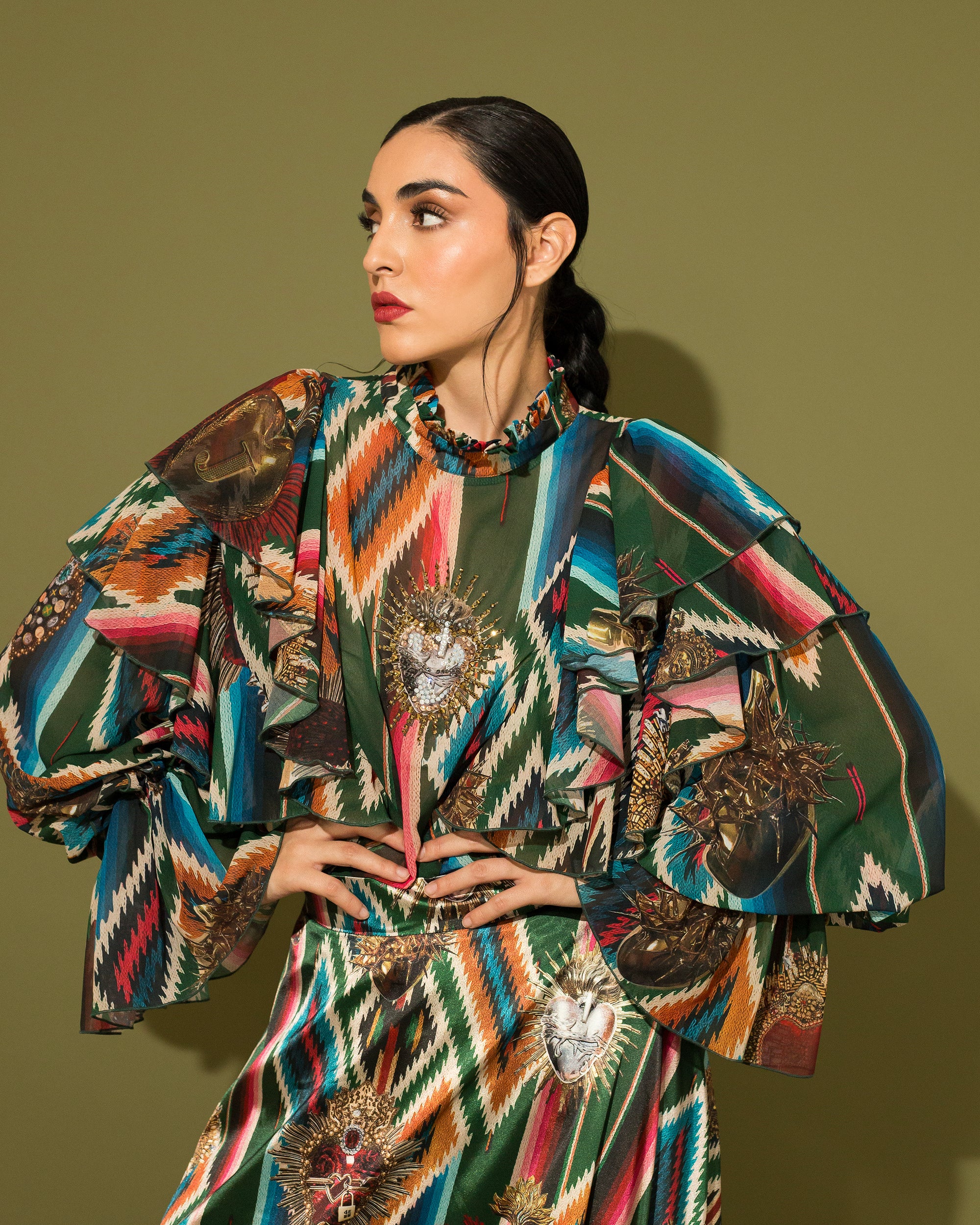 Top de chiffon con olanes en las mangas