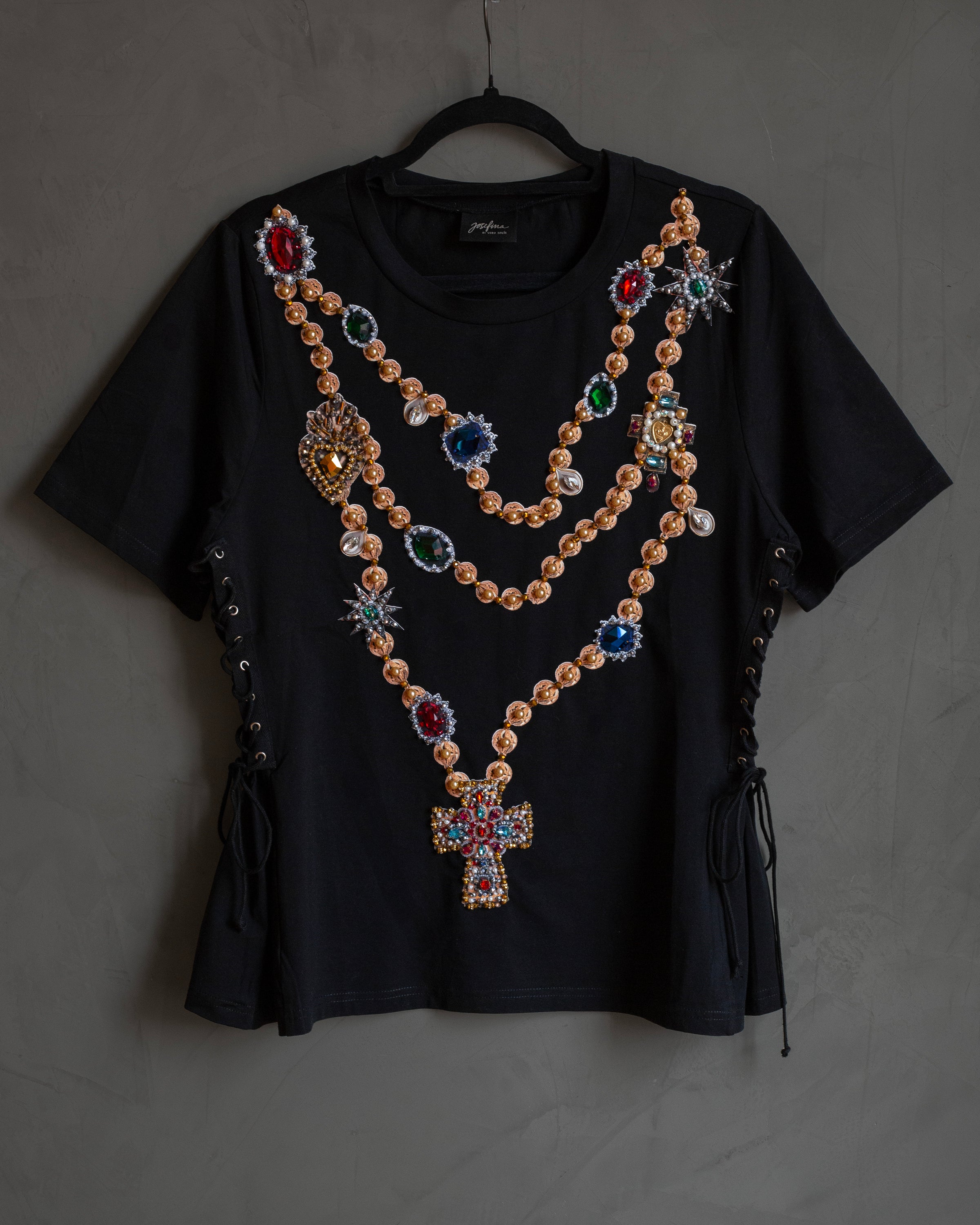 Blusa negra con cintillas rosary