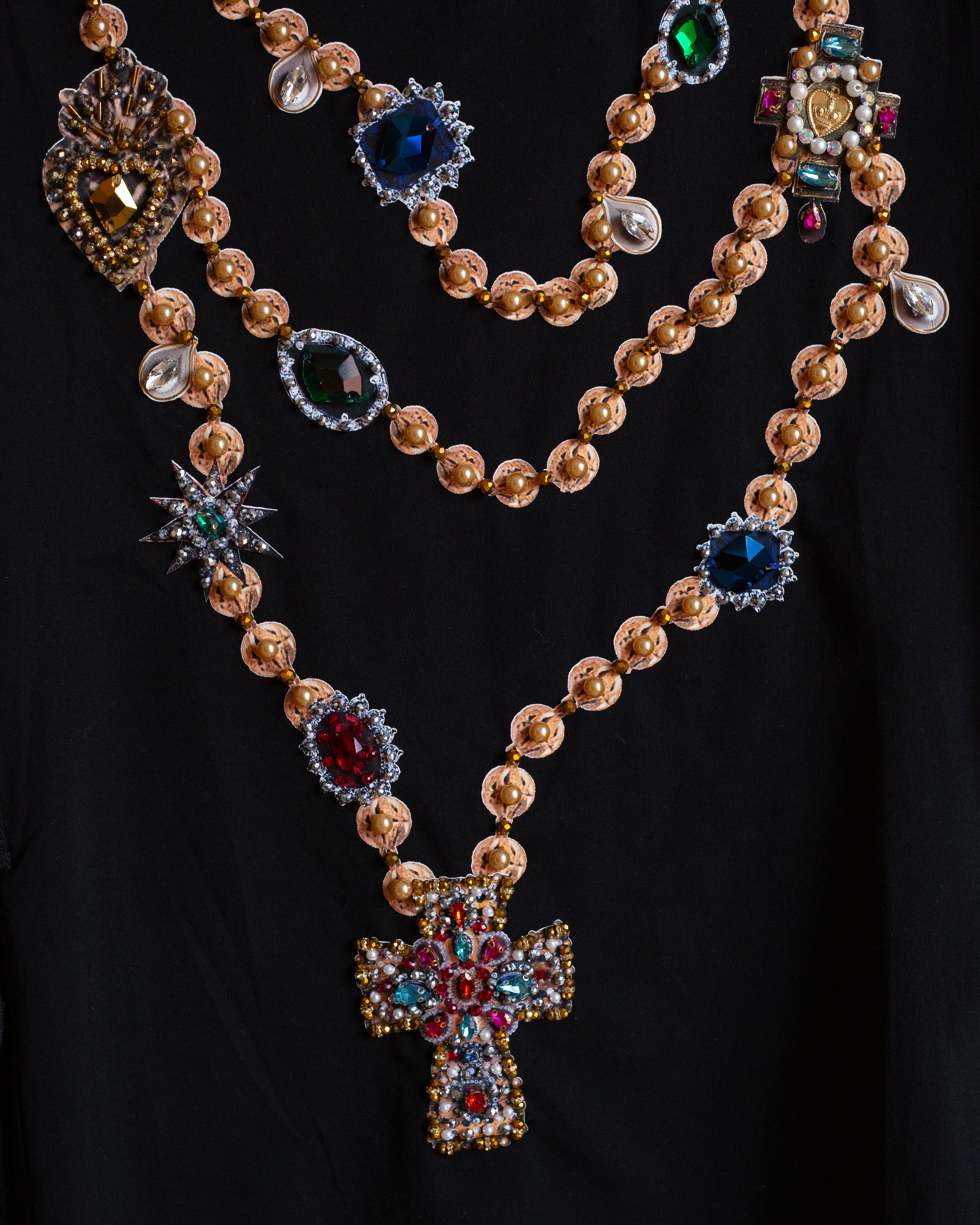 Blusa negra con cintillas rosary