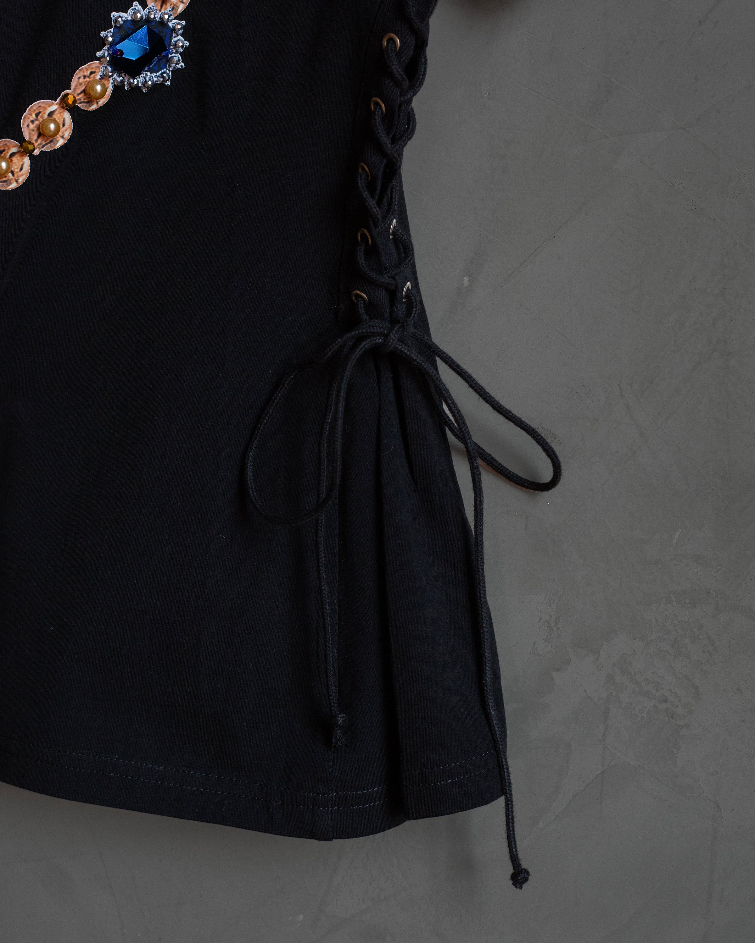 Blusa negra con cintillas rosary