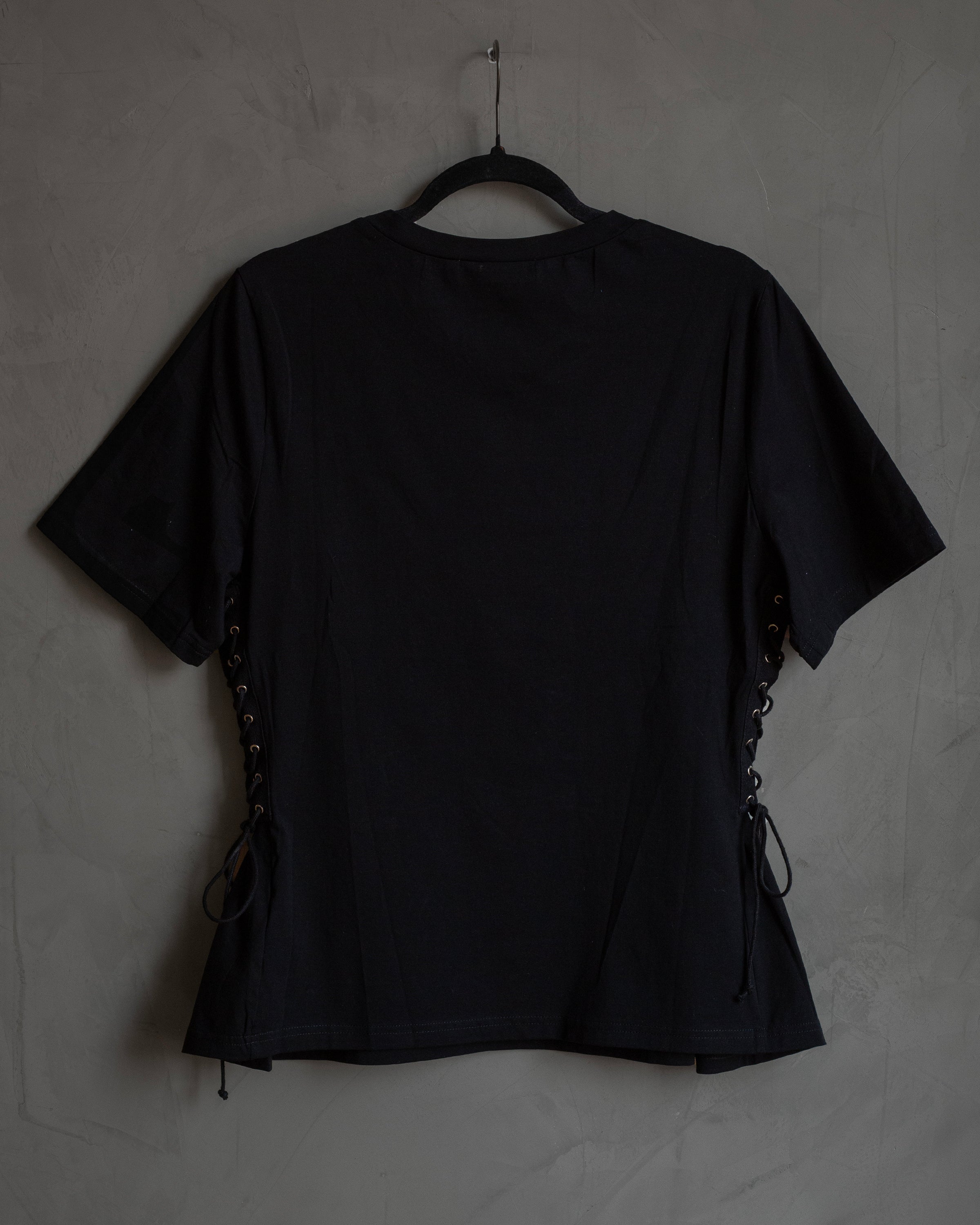 Blusa negra con cintillas rosary