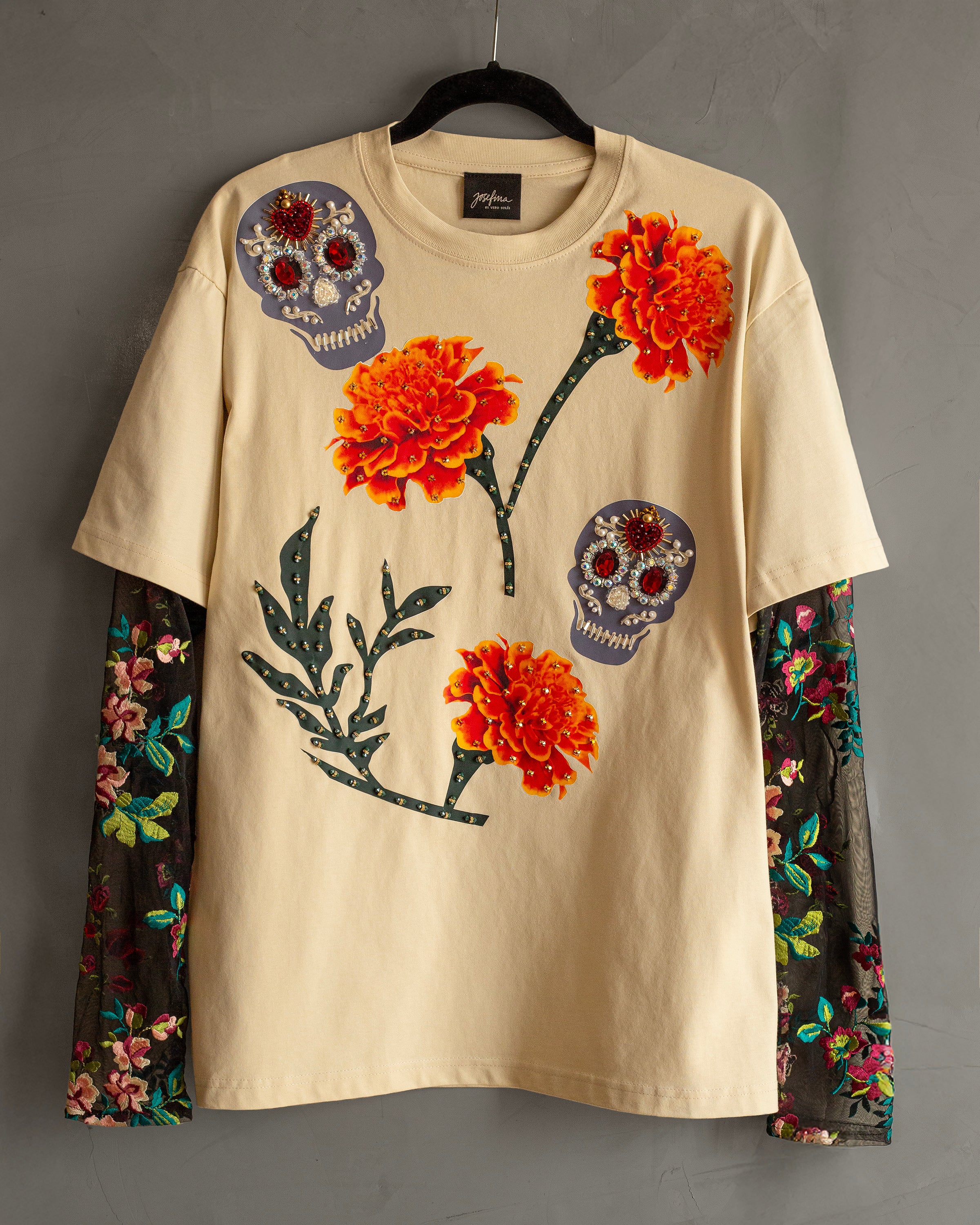 Blusa beige calaveras con manga